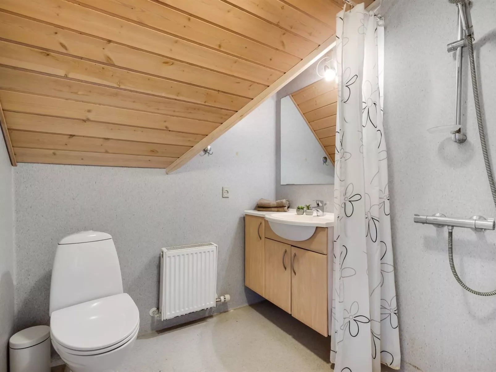 "Gytha" - 75m from the sea