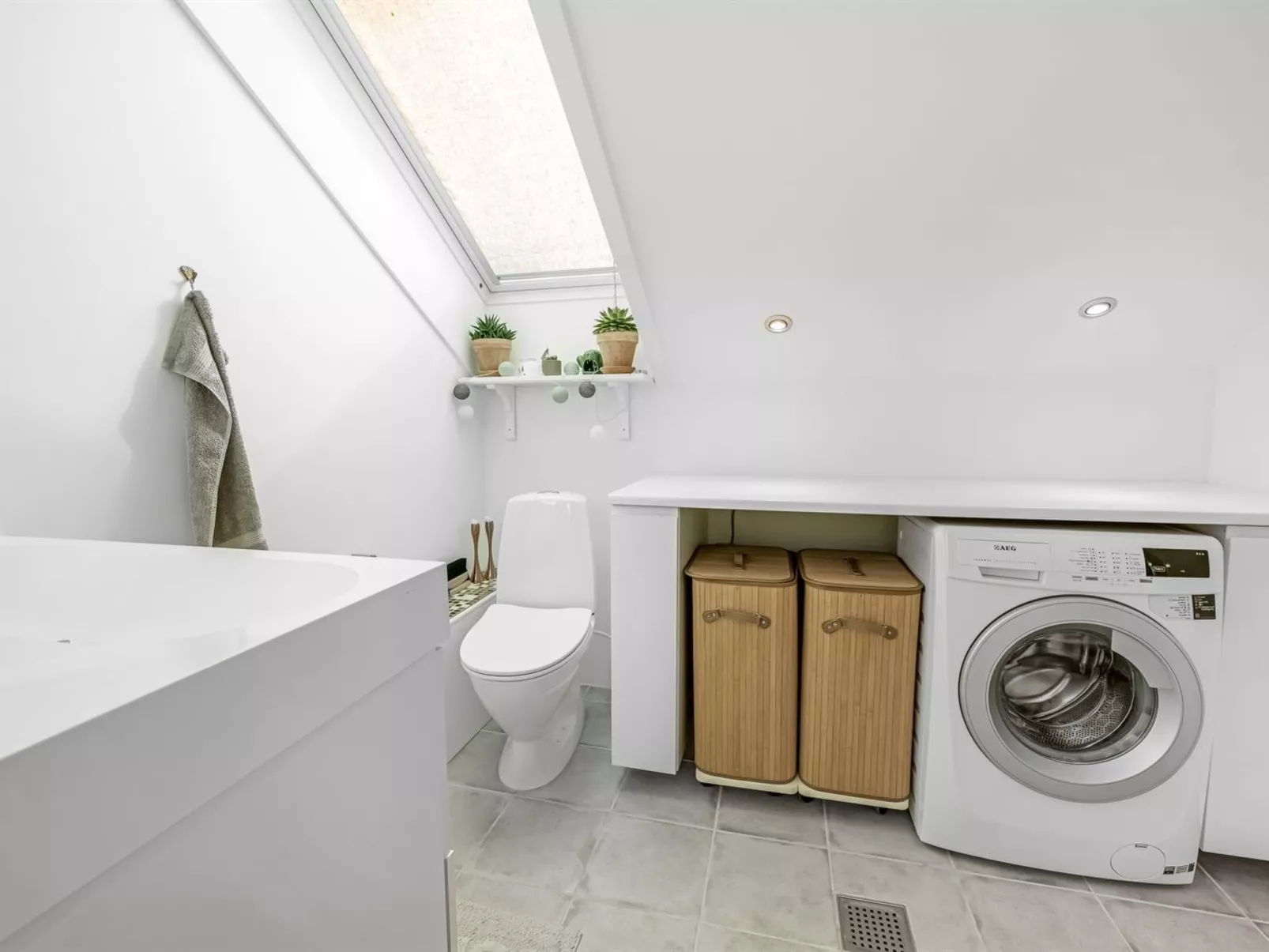 "Hughe" - 1.3km from the sea-Dedans