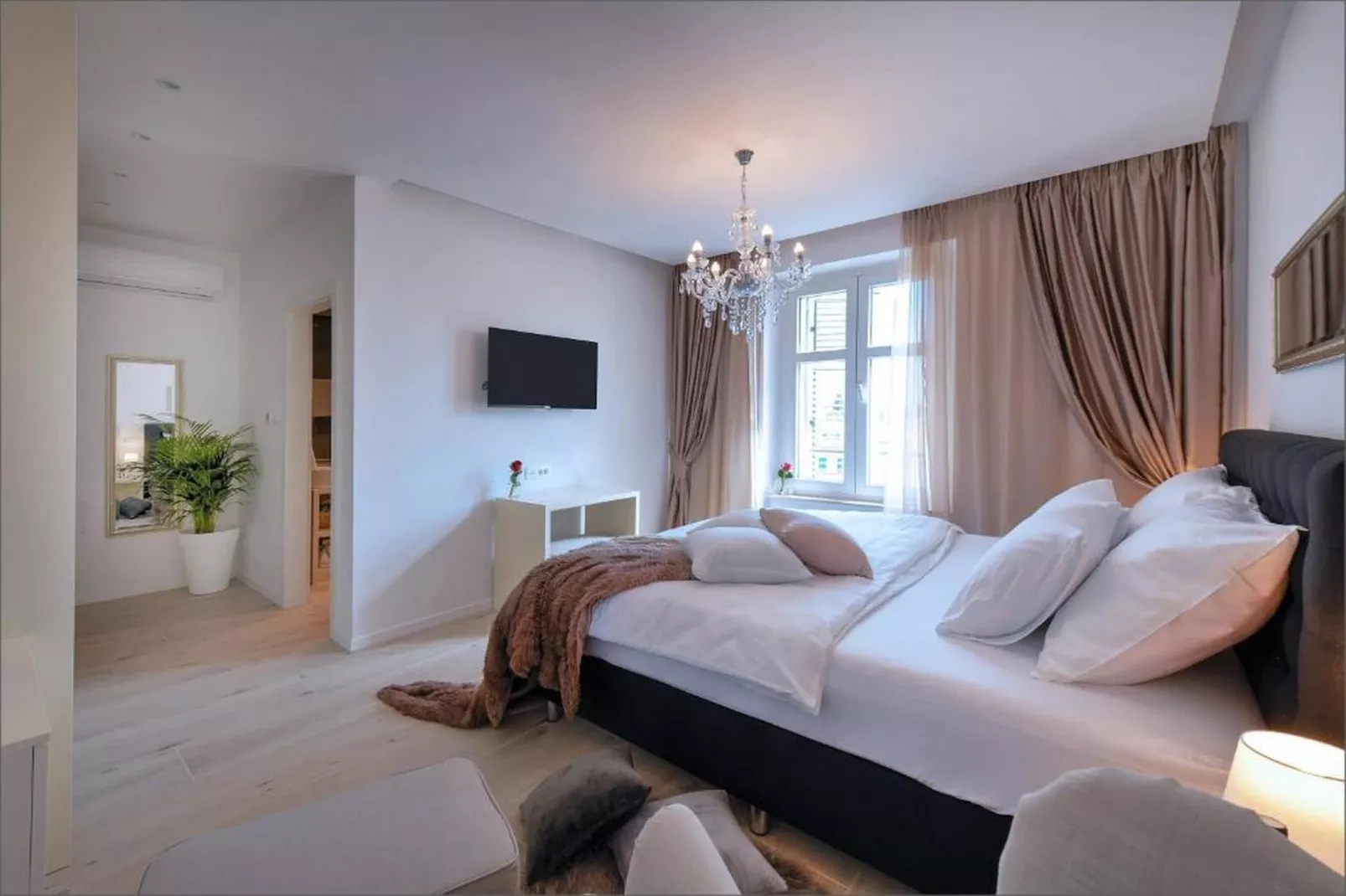 Deluxe Room with King Bed (2)