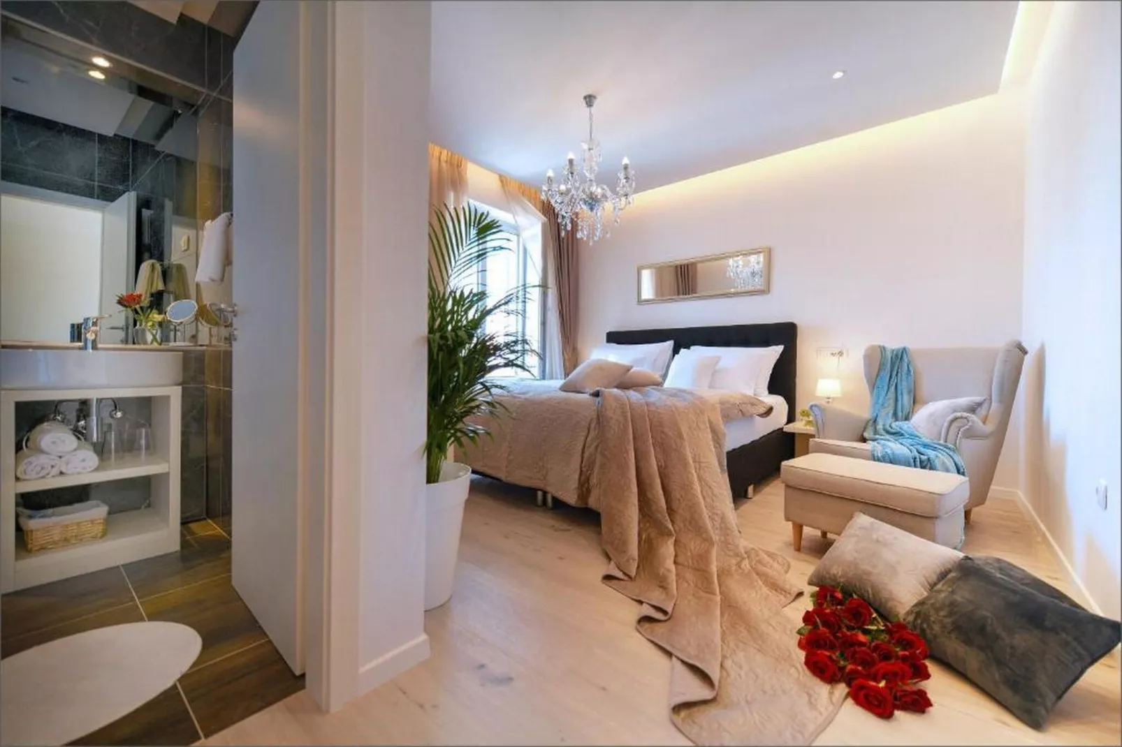 Deluxe Room with King Size Bed (4)