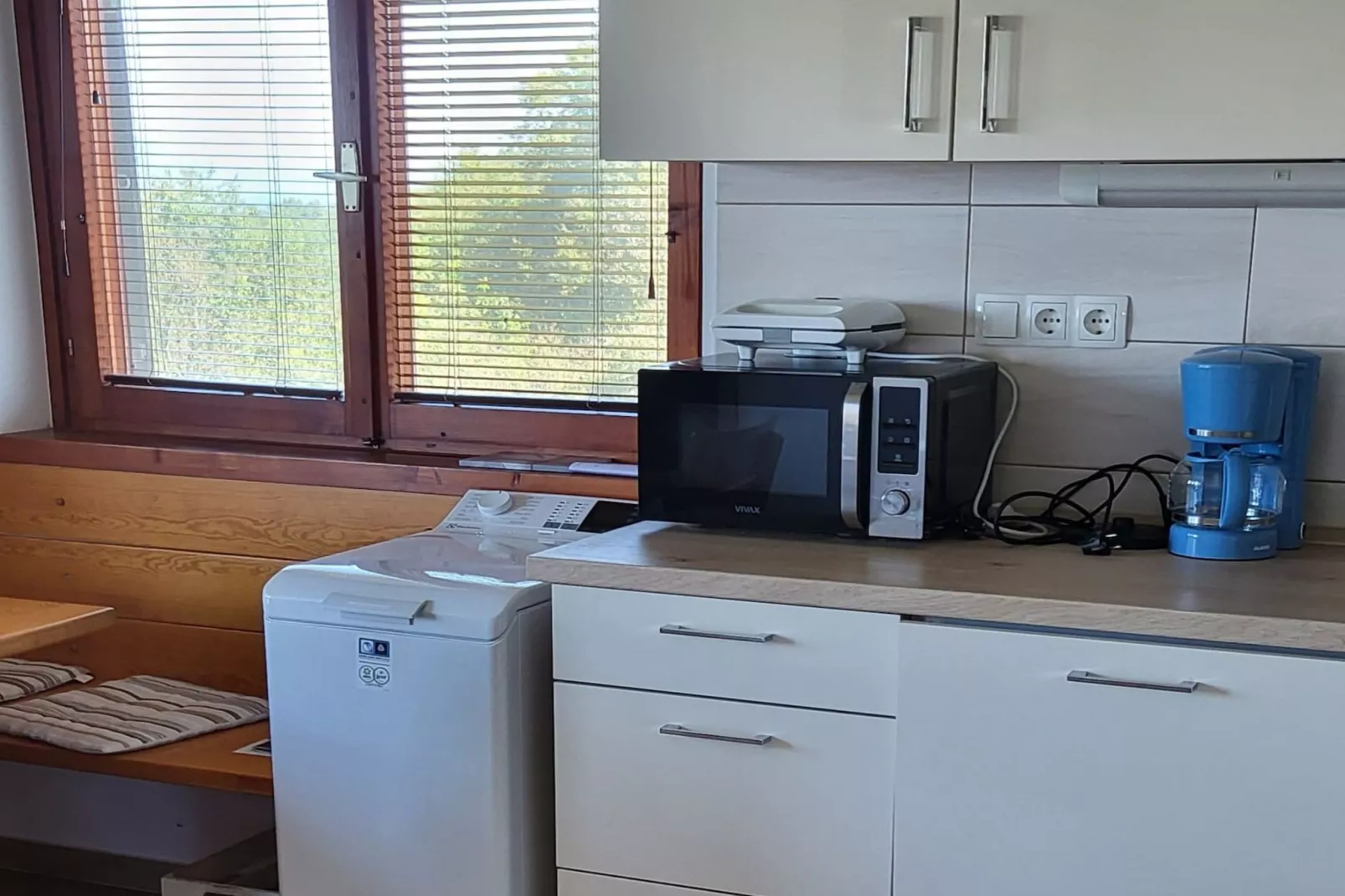 Serene Hollow Holiday Home with Mountain View - Two Bedroom Holiday Home with Mountain View