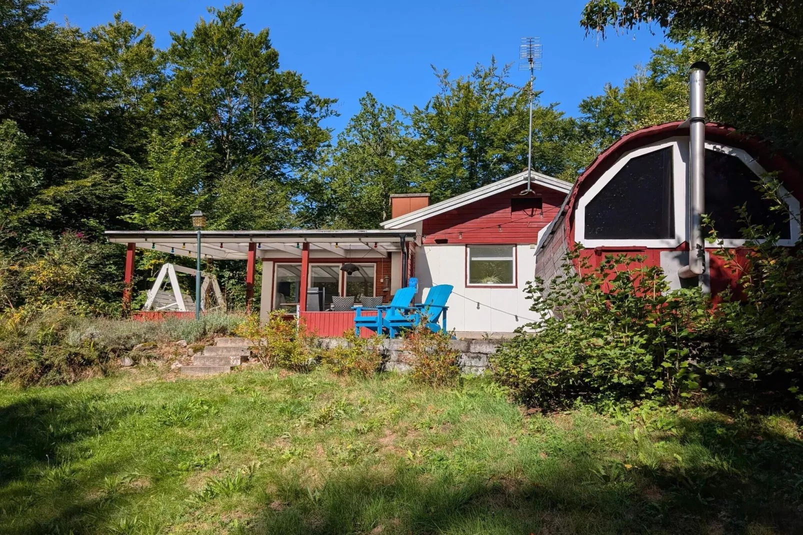 Charming Lake Cottage with Sauna