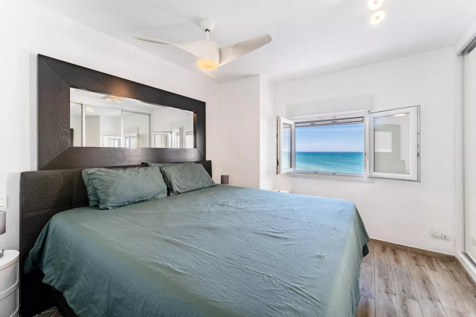 CT 400 - Faro's Beachfront House in Calahonda