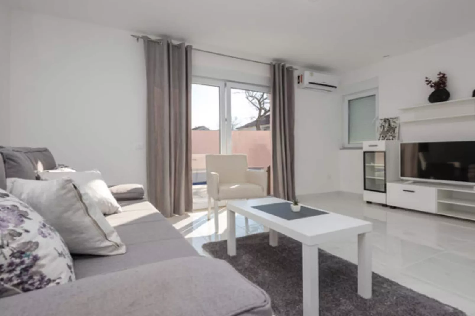 Charming Villa Nina with Pool - Four Bedroom Villa With Terrace and Swimming pool