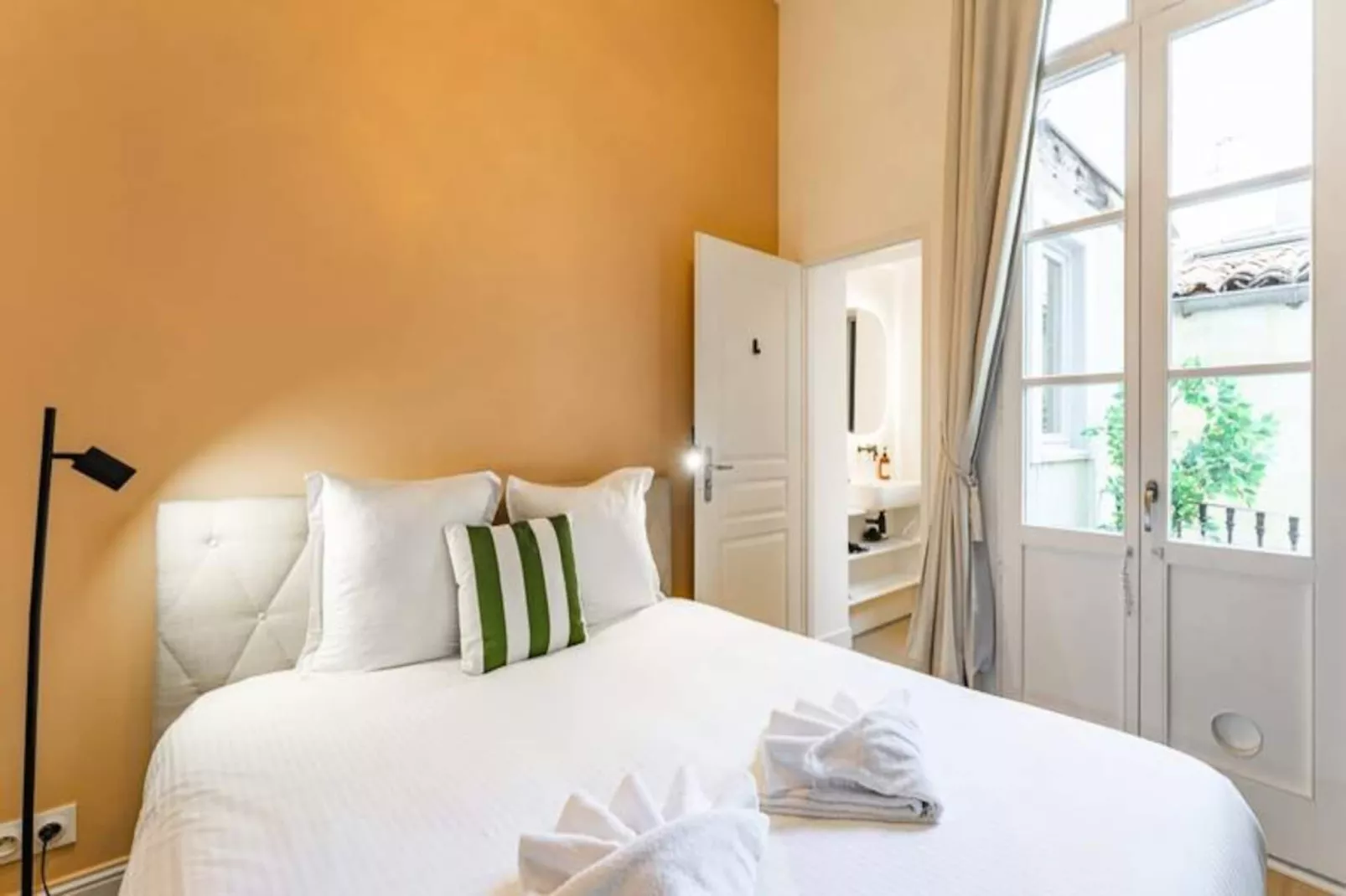 Appartement Place Pey Berland Avec Balcon Et Parking