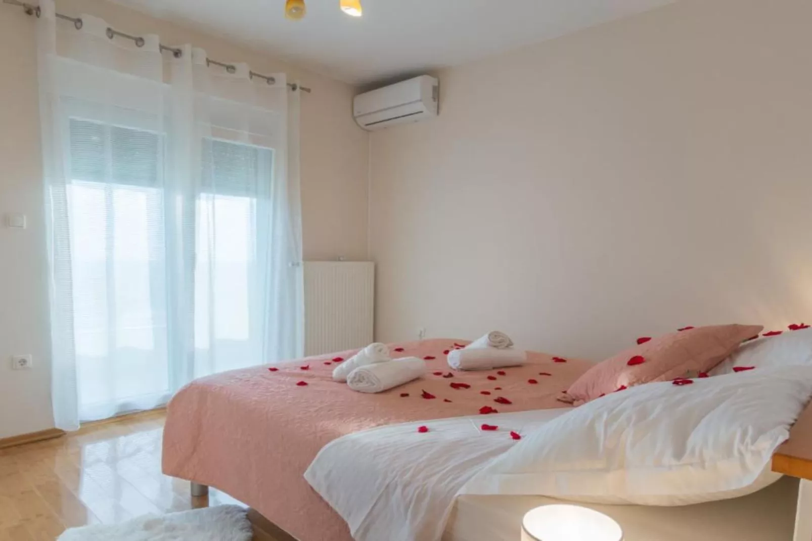 Holiday House BALEN with Swimming Pool - Six Bedroom Holiday House With Pool