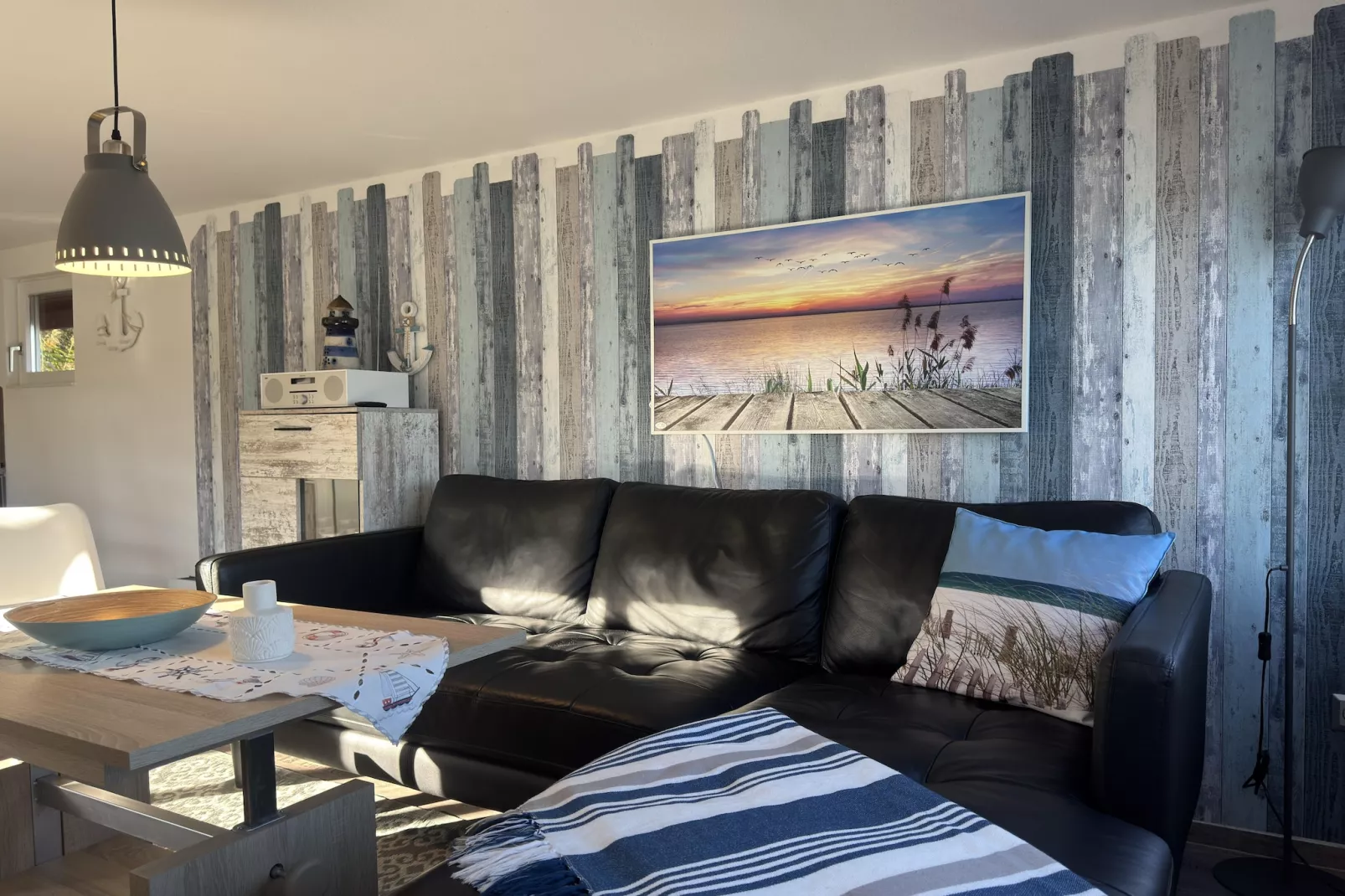 Bootshaus direkt am See mit eigenem Steg-Wohnzimmer