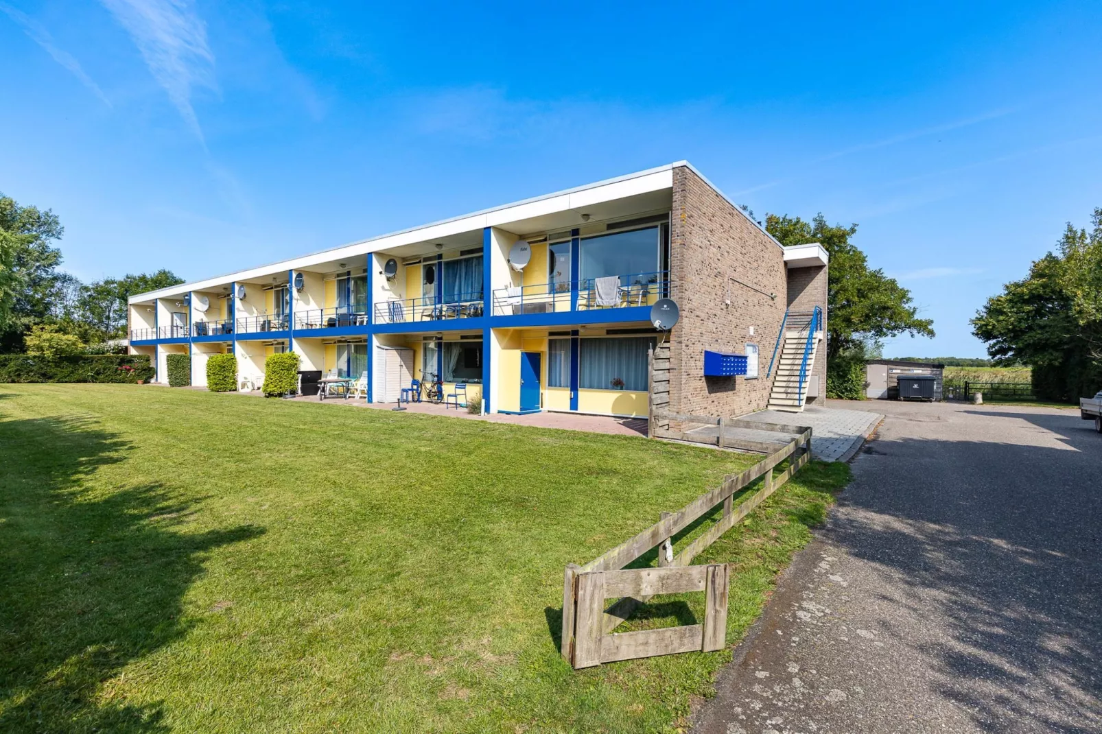 Appartement Burg van Woelderenlaan-Exterior in summer