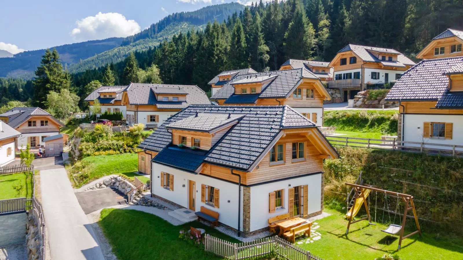 Alpenjoy Lodge-Exterior in summer