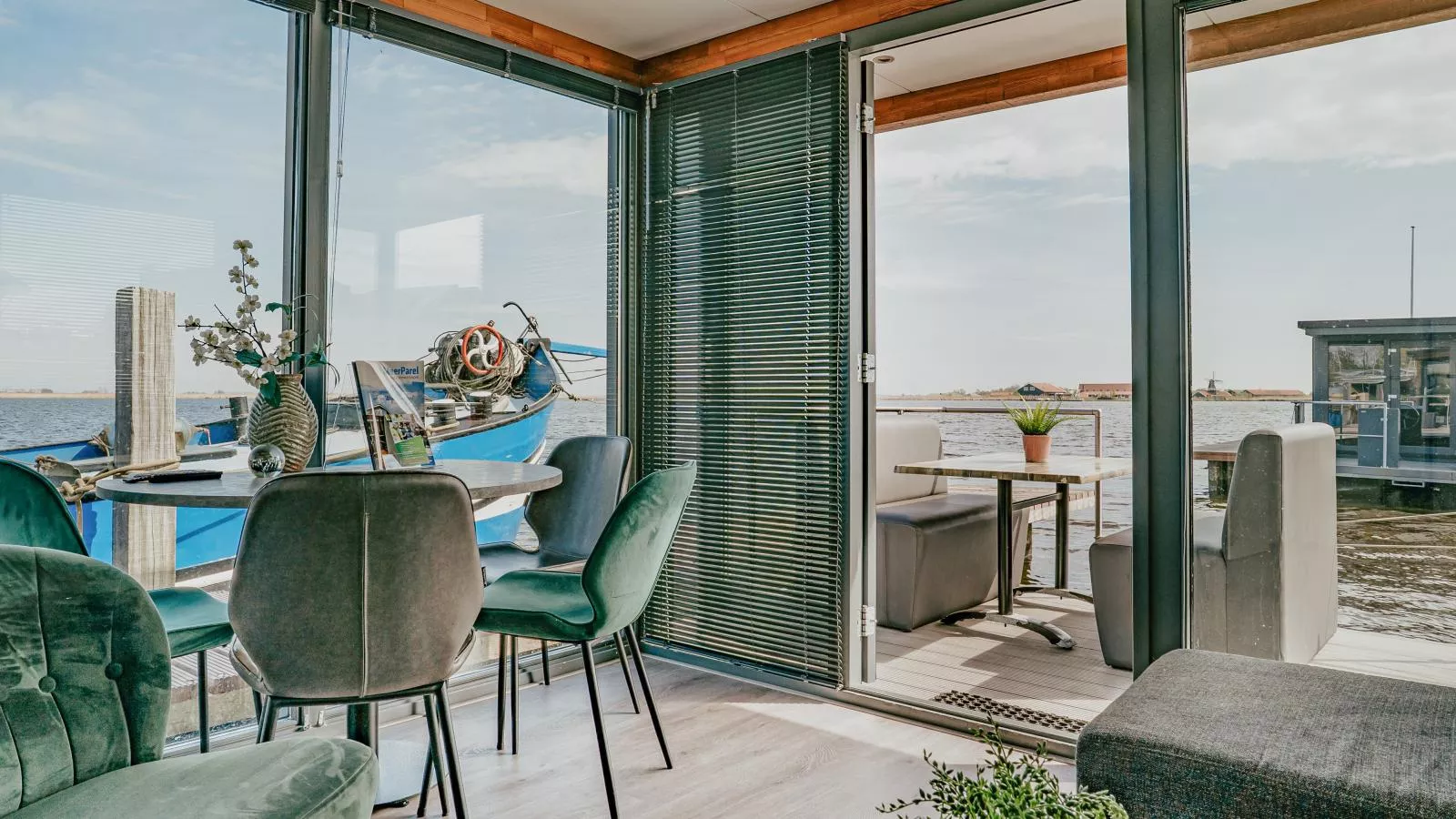 Tiny houseboat Uitgeest I-Living room