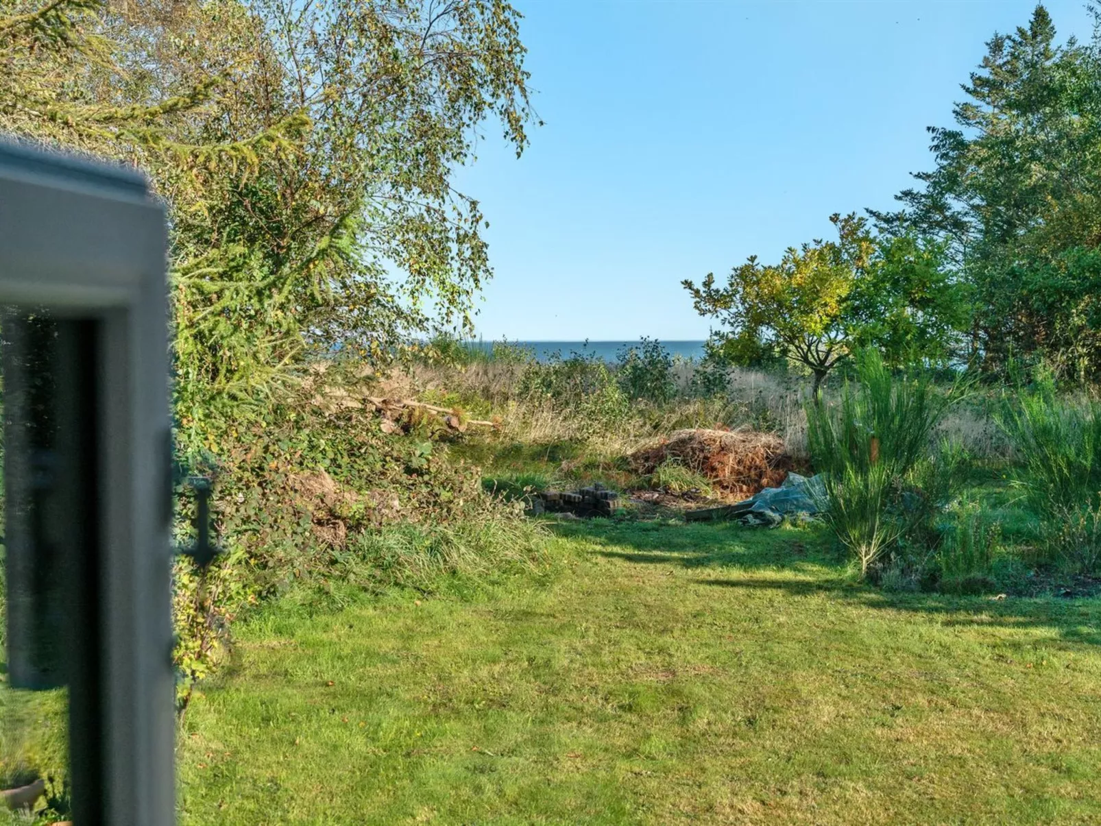 "Thrine" - 100m to the fjord-Outside