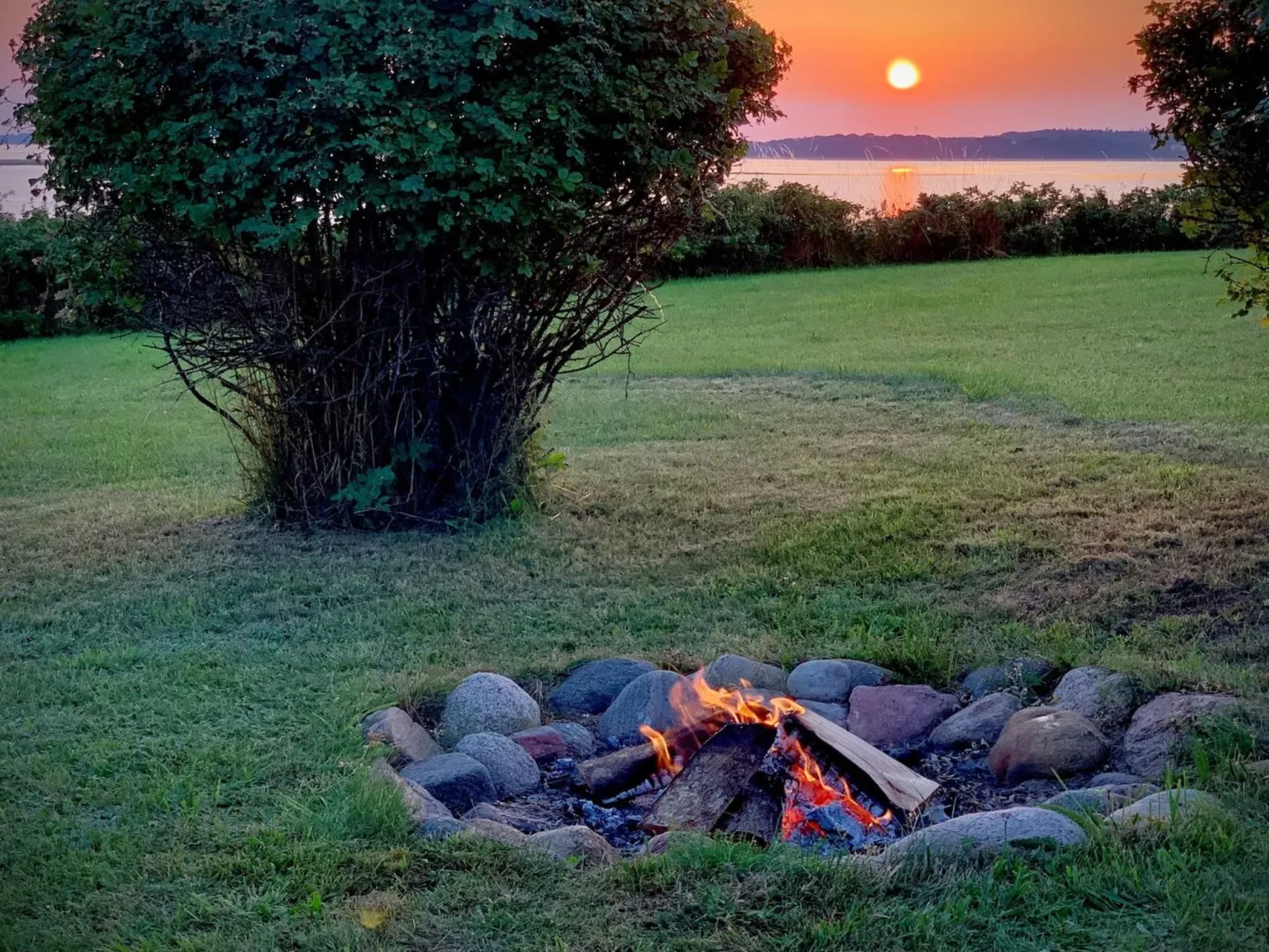 "Iadrik" - 85m to the fjord-Draußen