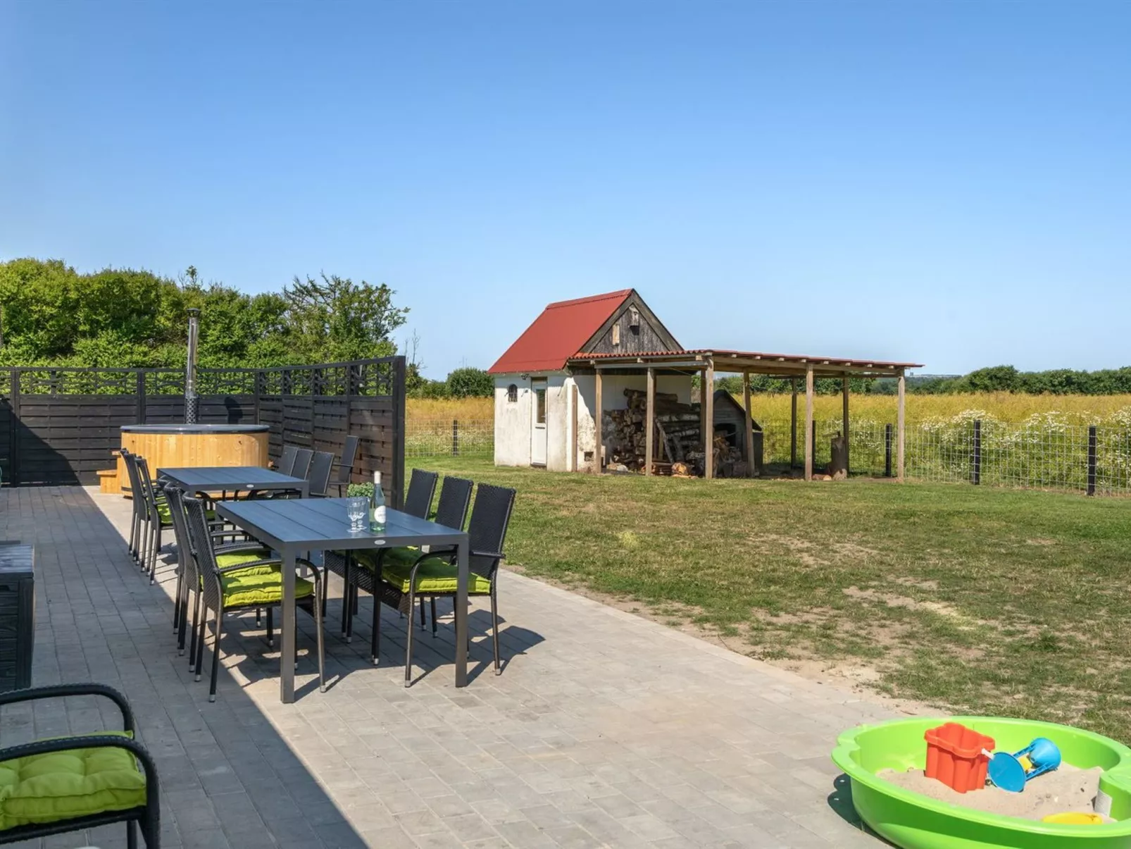 "Ailke" - 2km to the fjord-Outside