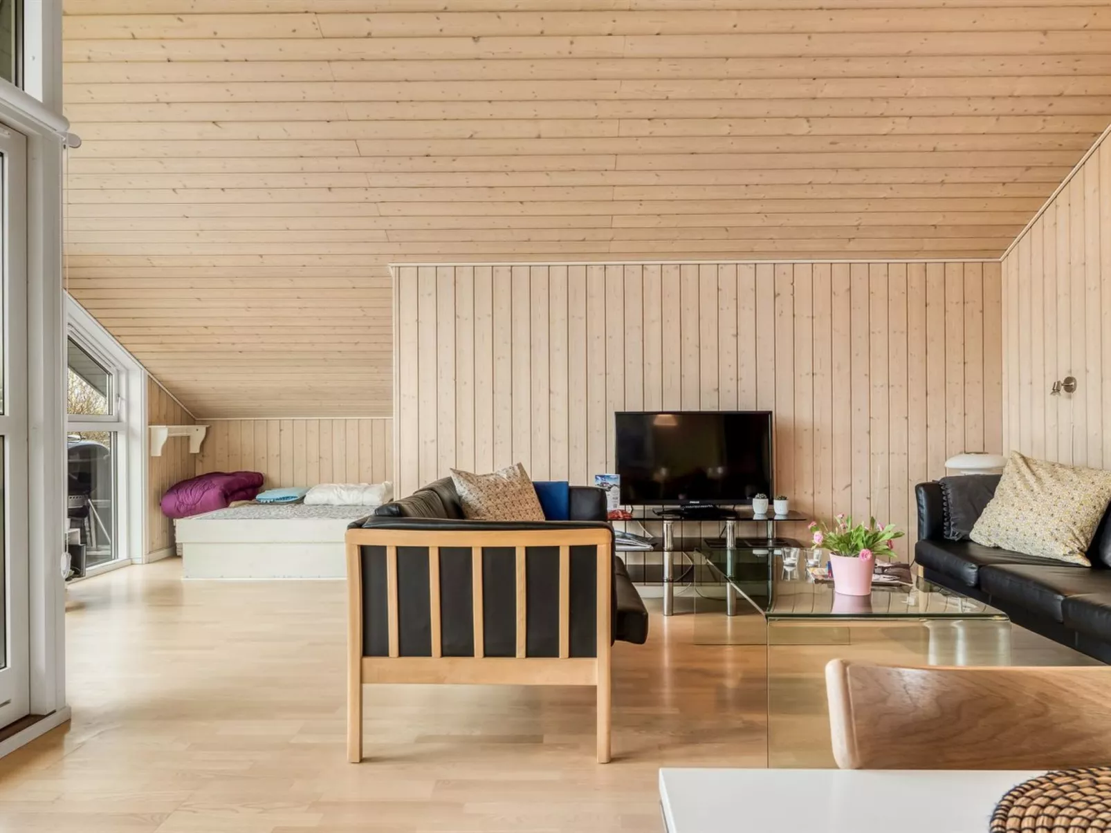 "Dory" - 1.0km from the sea-Inside