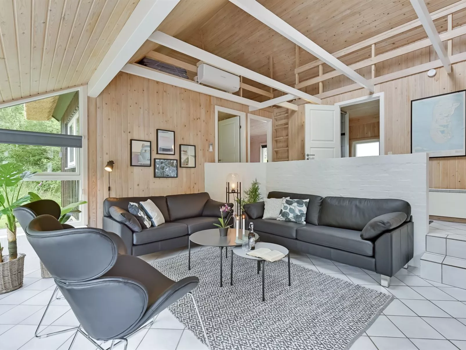 "Ellanor" - 1km from the sea-Inside