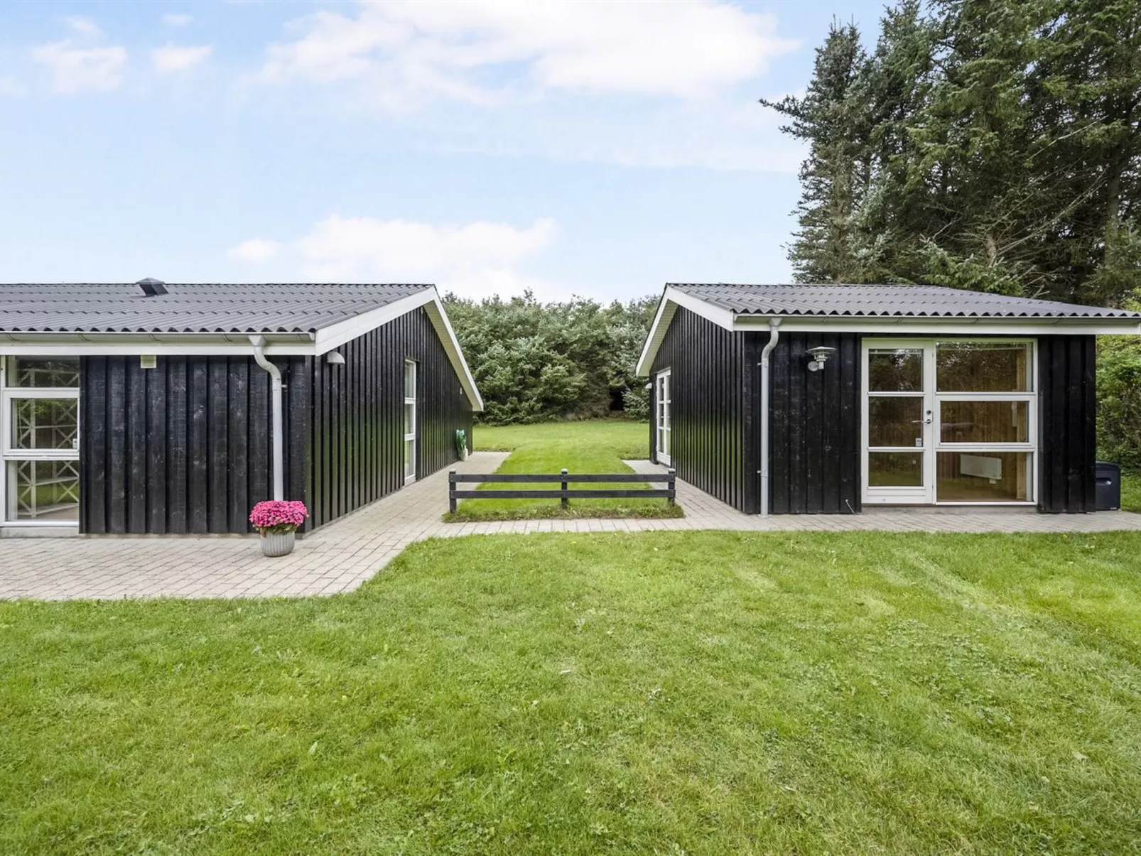 "Into" - 400m from the sea-Draußen