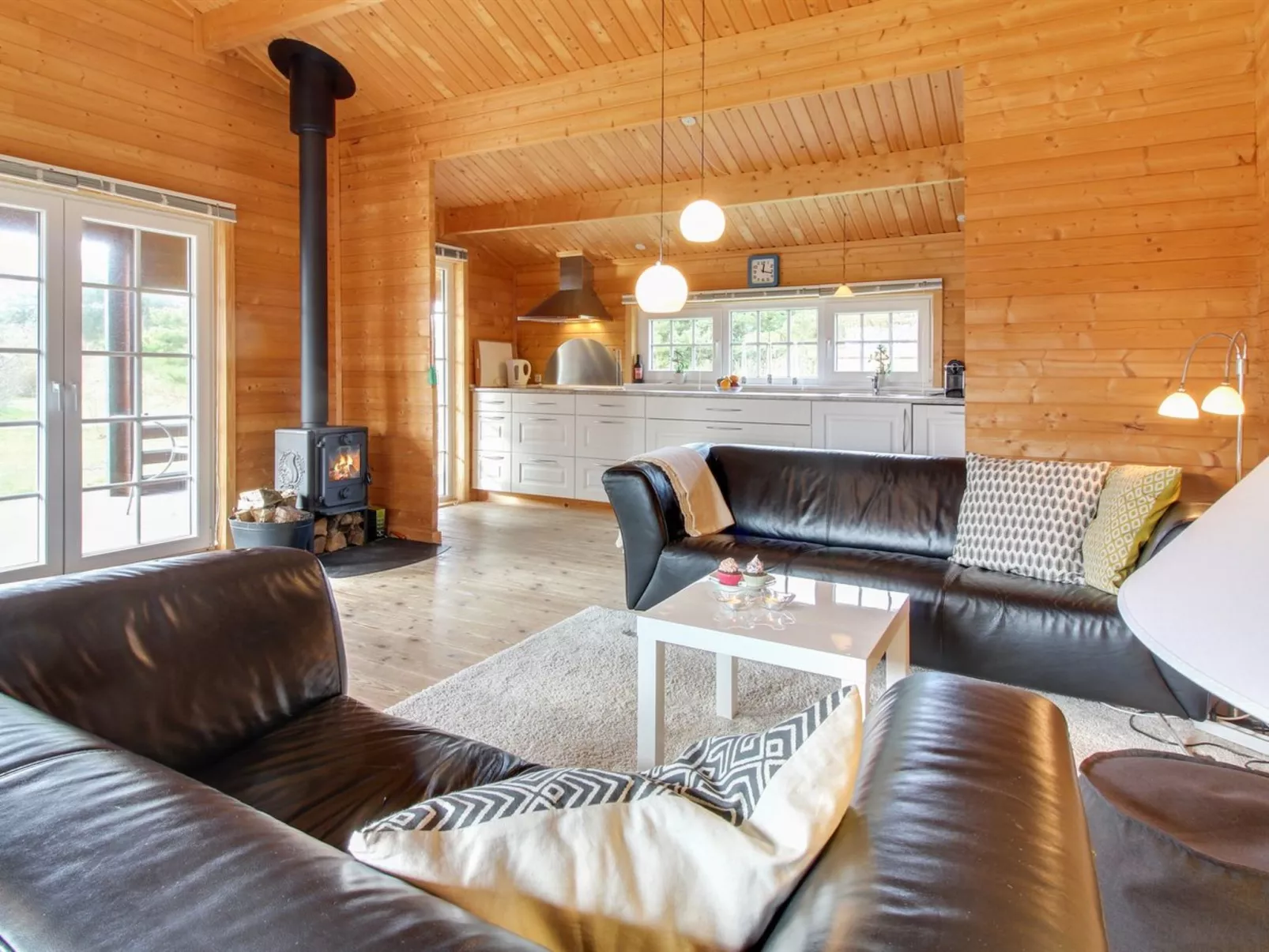 "Ulvi" - 300m to the fjord-Drinnen