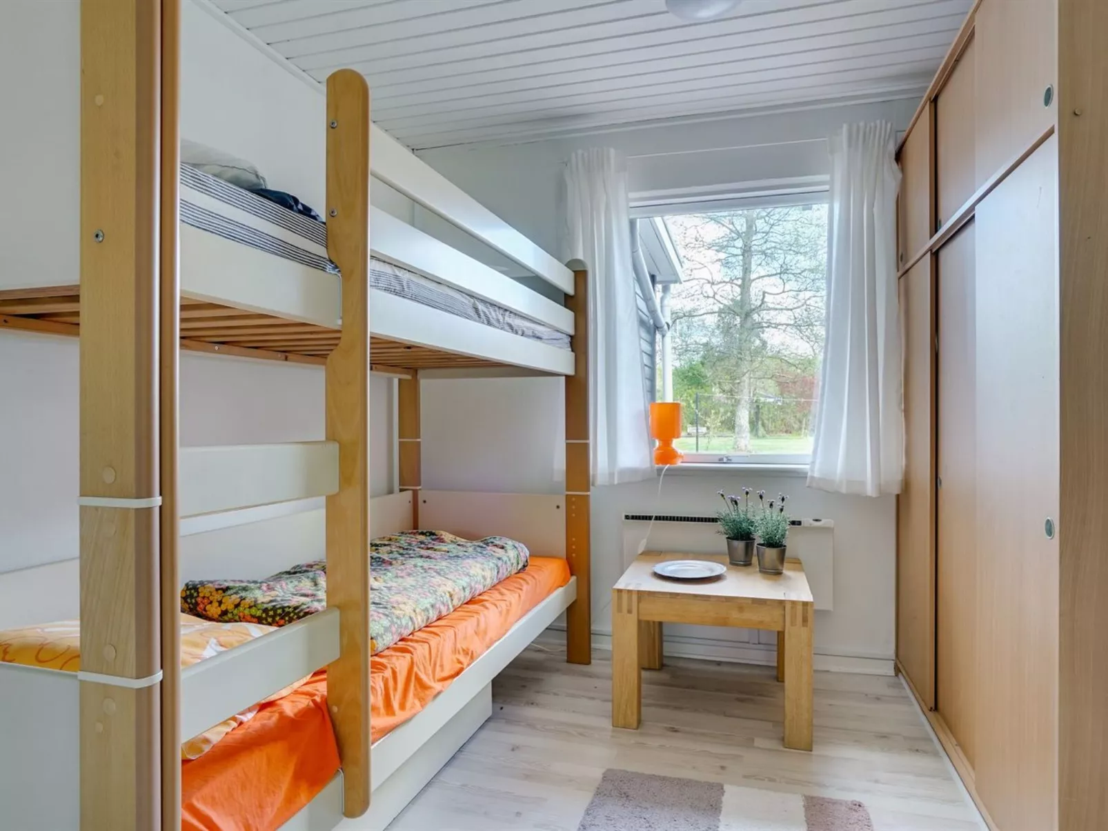 "Akira" - 500m to the fjord-Drinnen