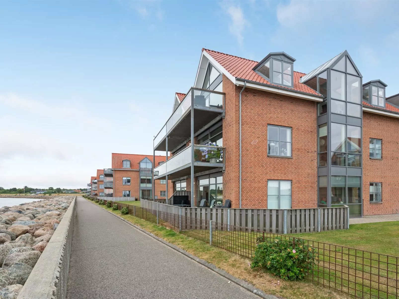 "Femme" - 15m from the sea-Draußen