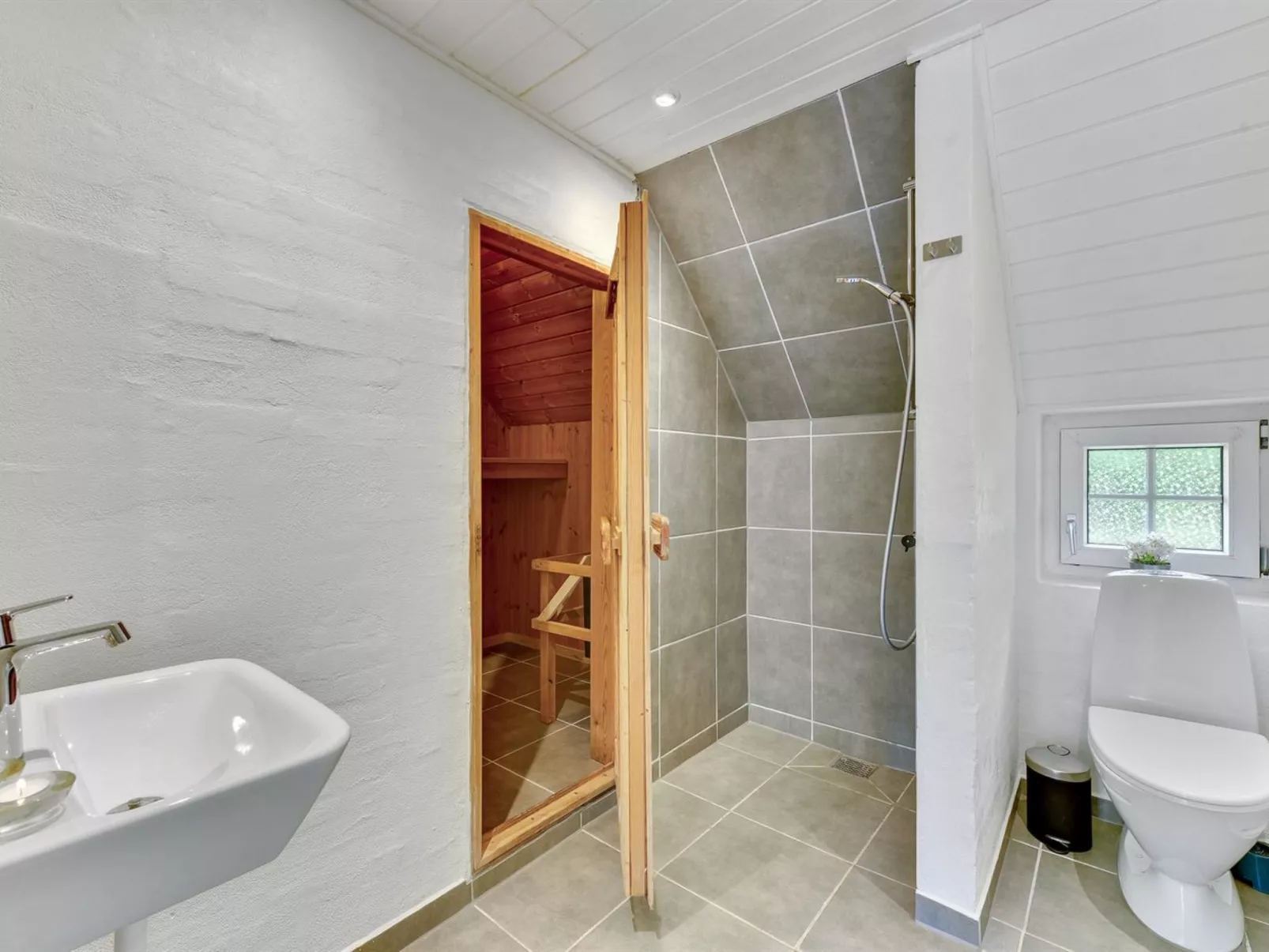 "Erla" - 2.3km from the sea-Inside