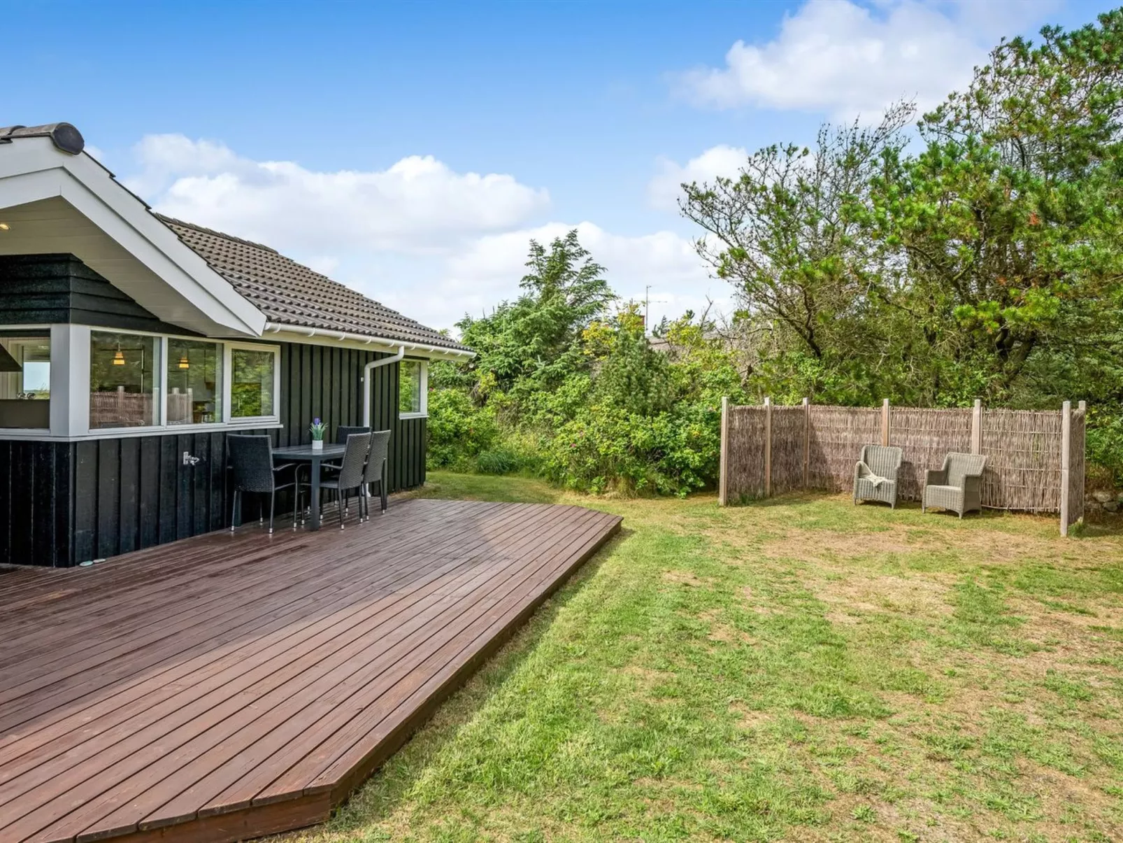 "Leona" - 250m to the fjord-Outside