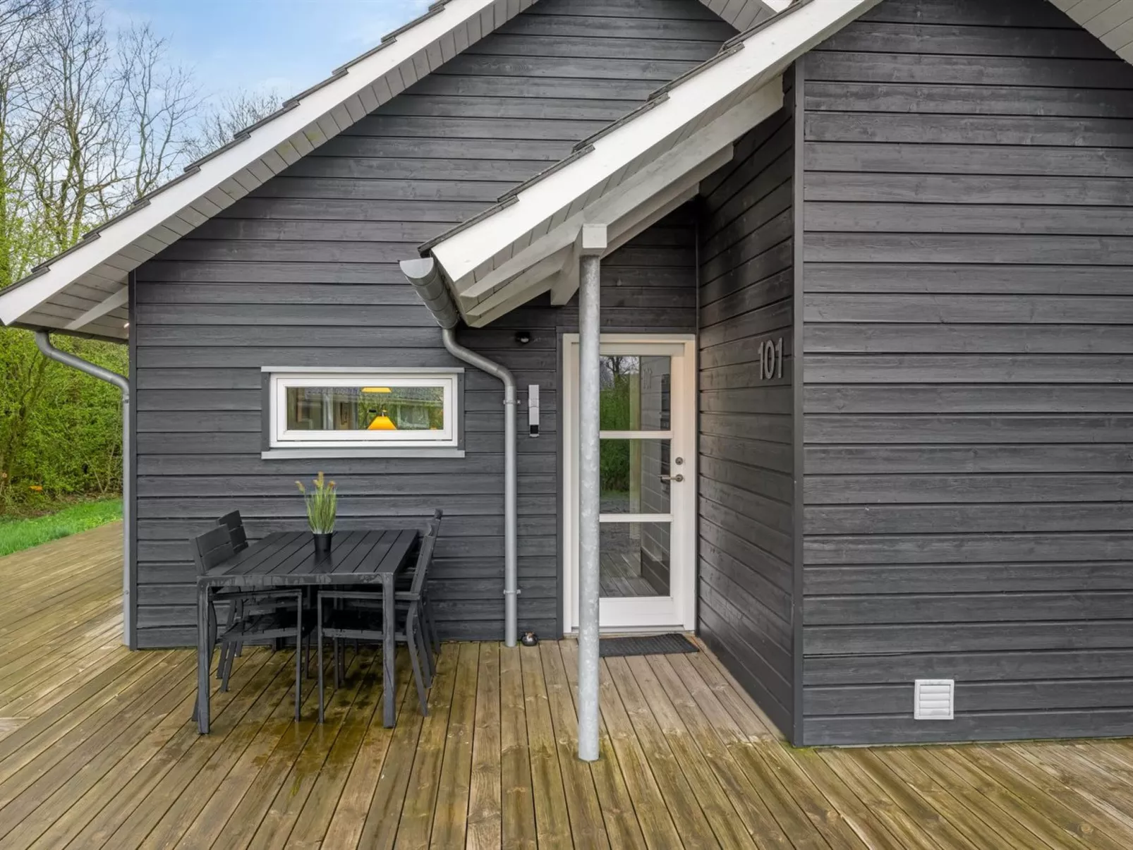 "Ketilbiorn" - 1.2km to the fjord-Outside