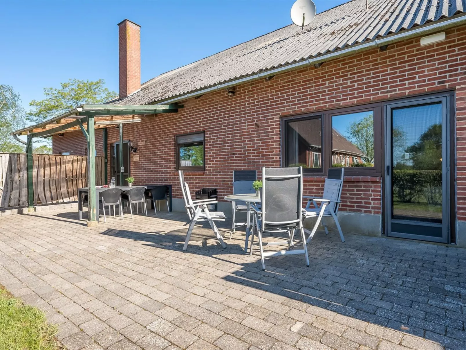 "Evina" - 17km to the fjord-Outside