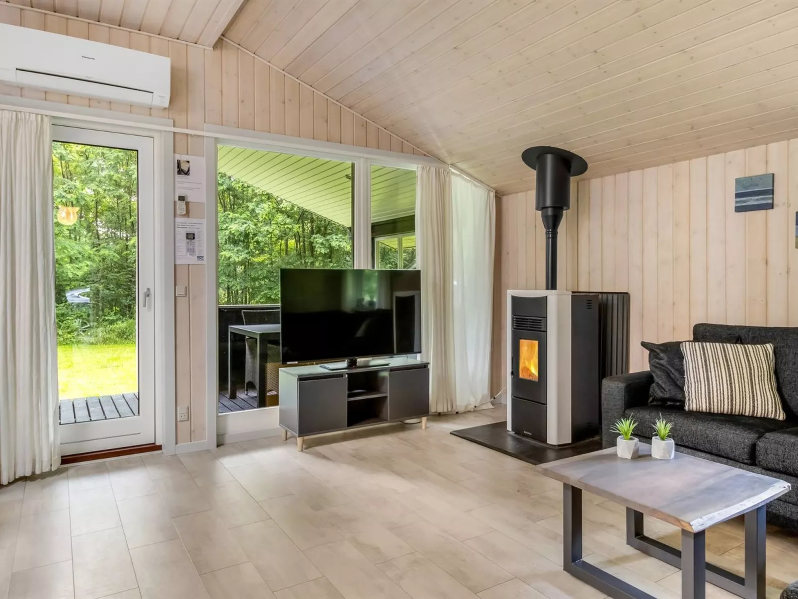 "Jutta" - 28km from the sea-Inside