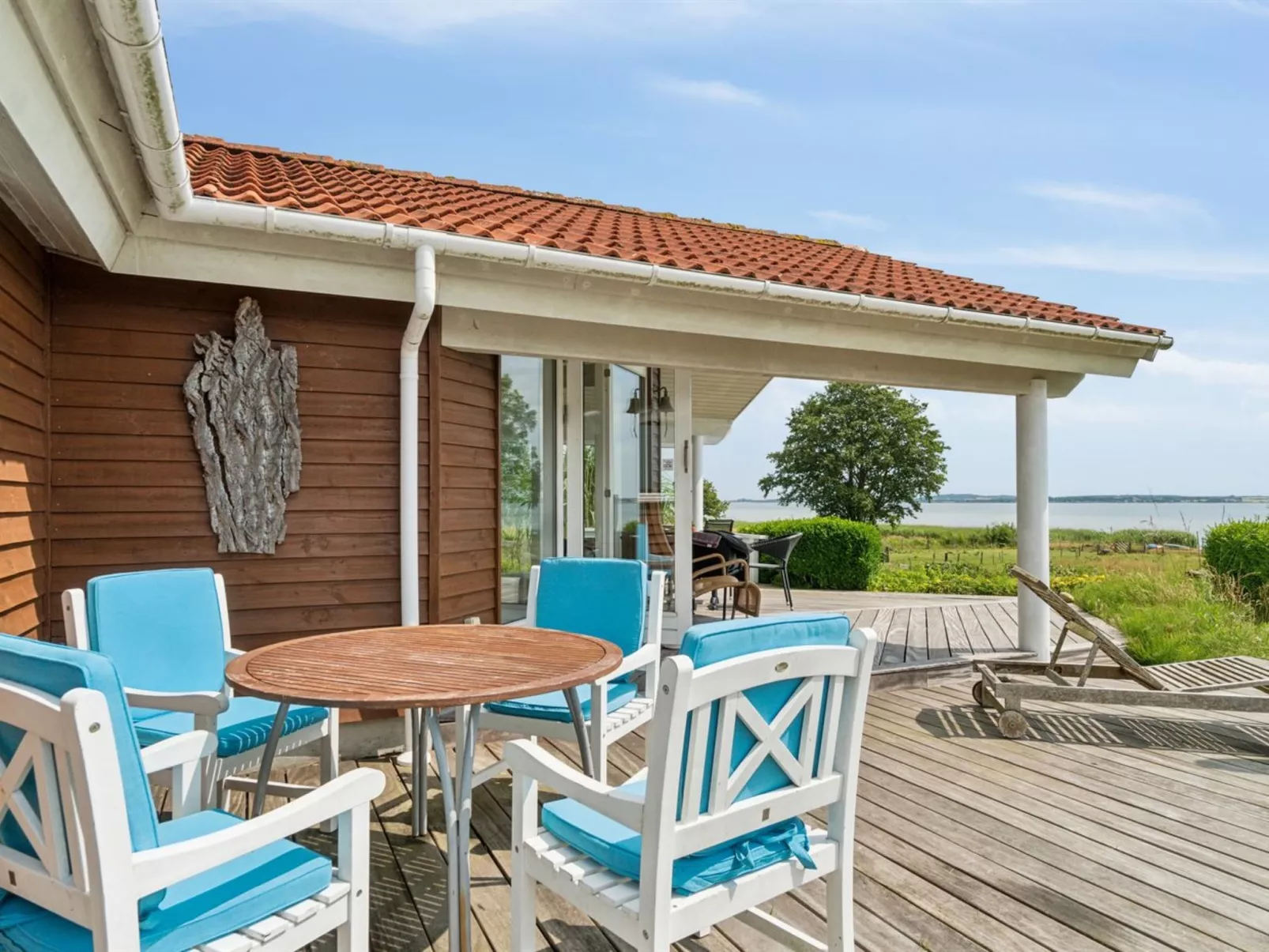 "Brunman" - 10m to the fjord-Outside