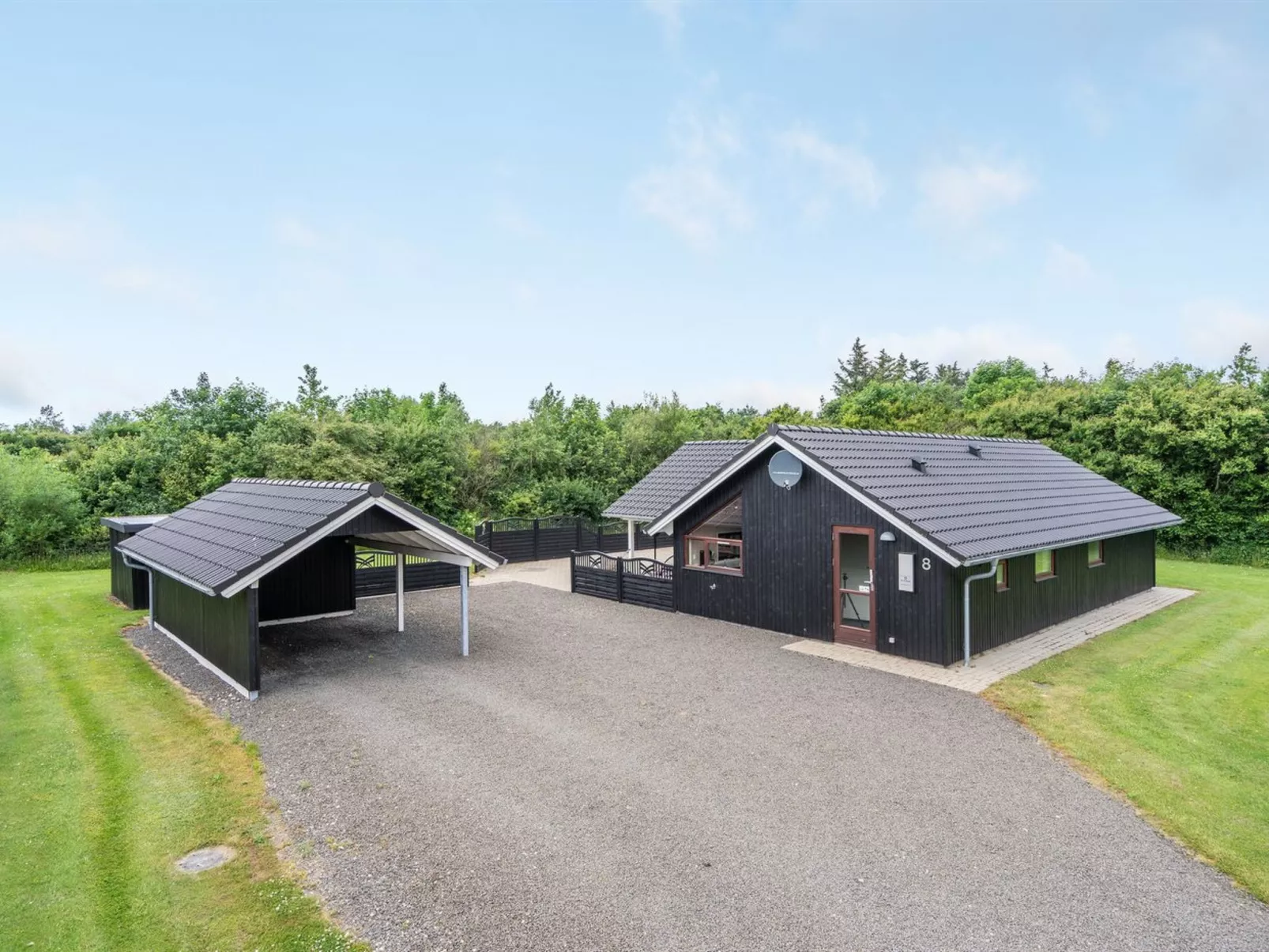 "Chermeine" - 1.2km to the fjord-Outside