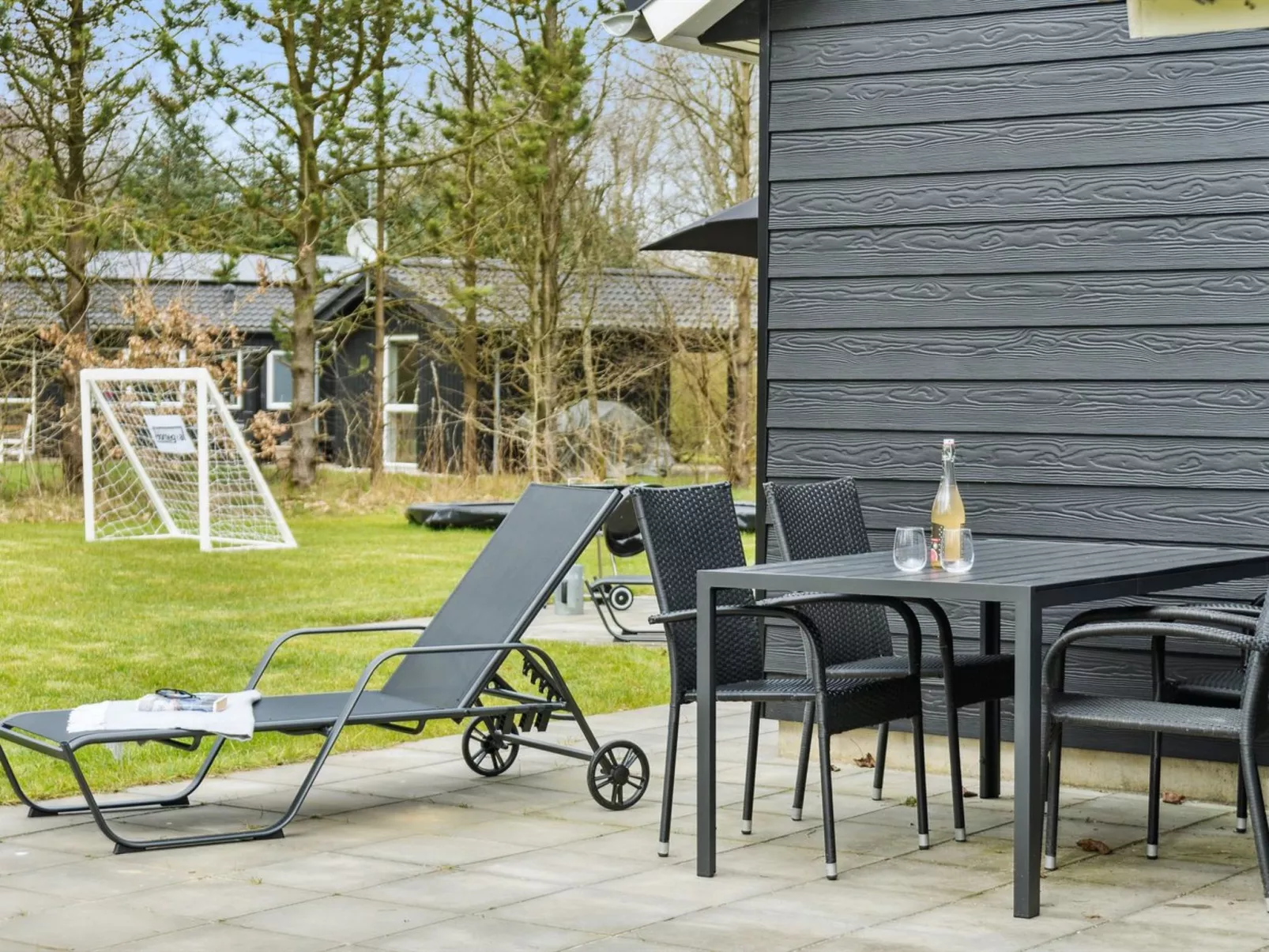 "Human" - 10.5km from the sea-Dehors