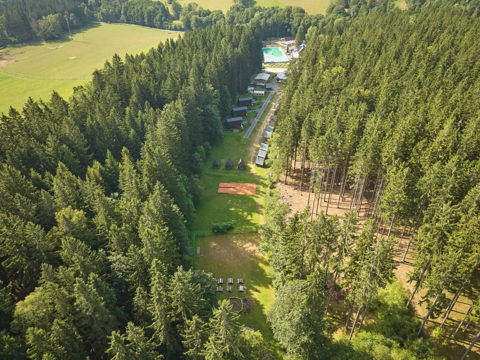 Luxe Timber Lodge & Pet Retreat-Outside