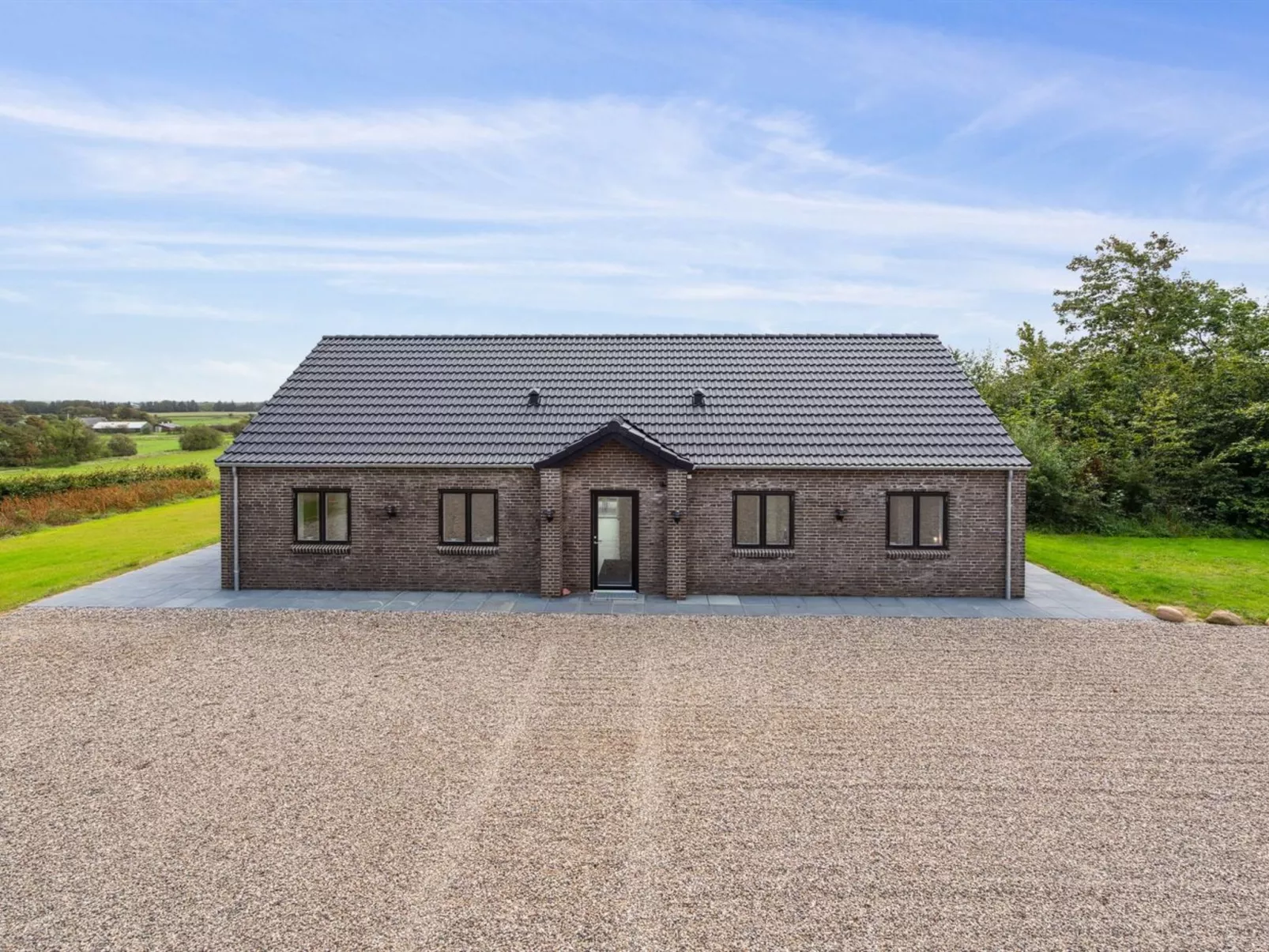 "Landuin" - 30km from the sea-Outside