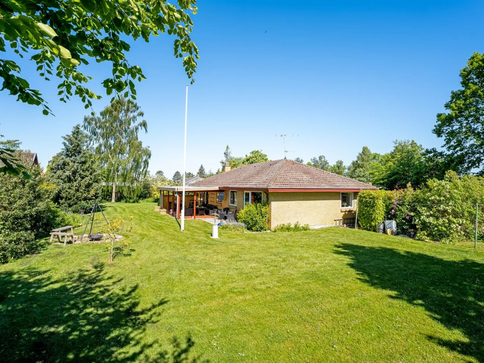 "Maleen" - 150m to the fjord-Outside