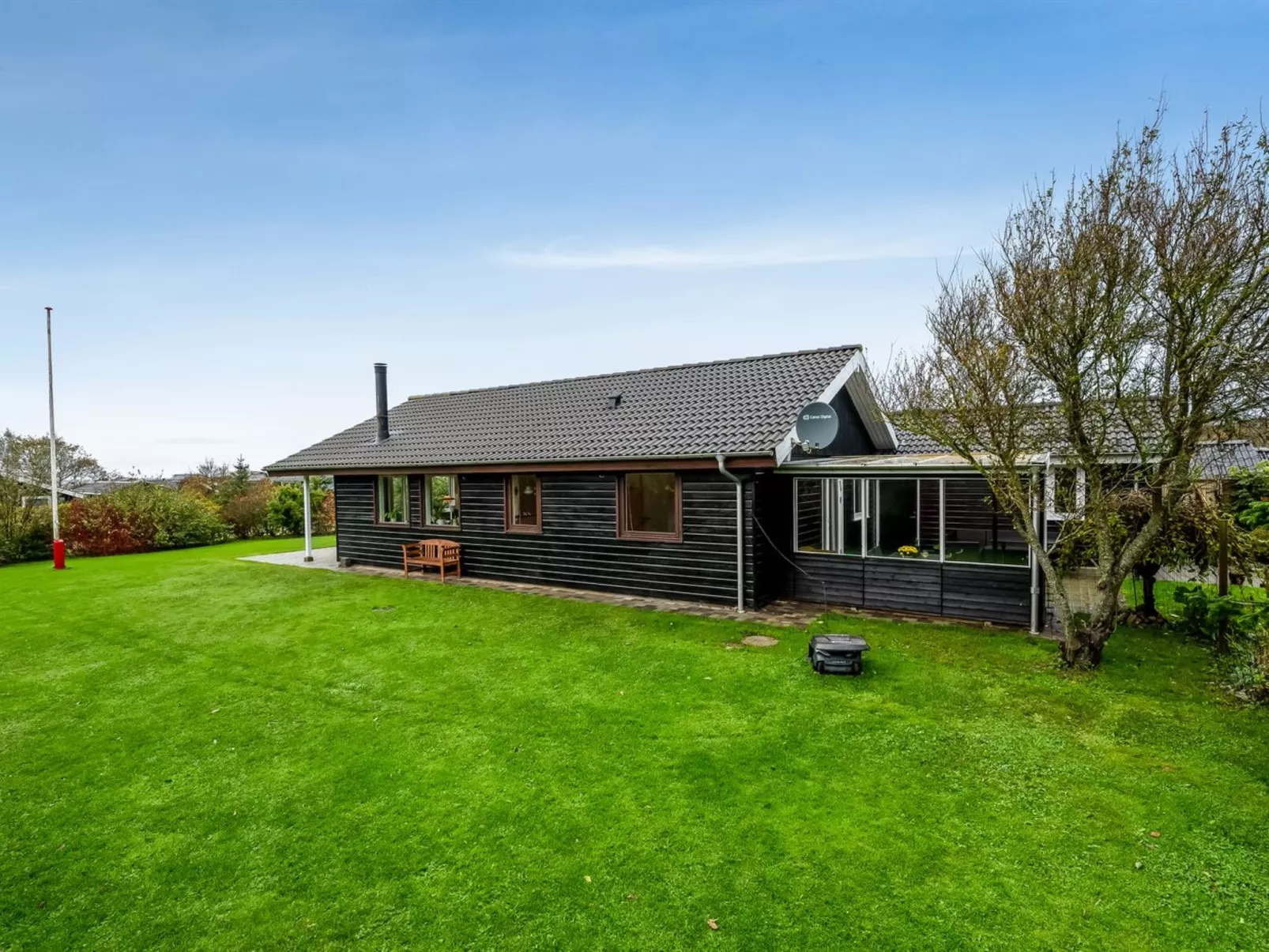 "Ensio" - 300m to the fjord-Outside