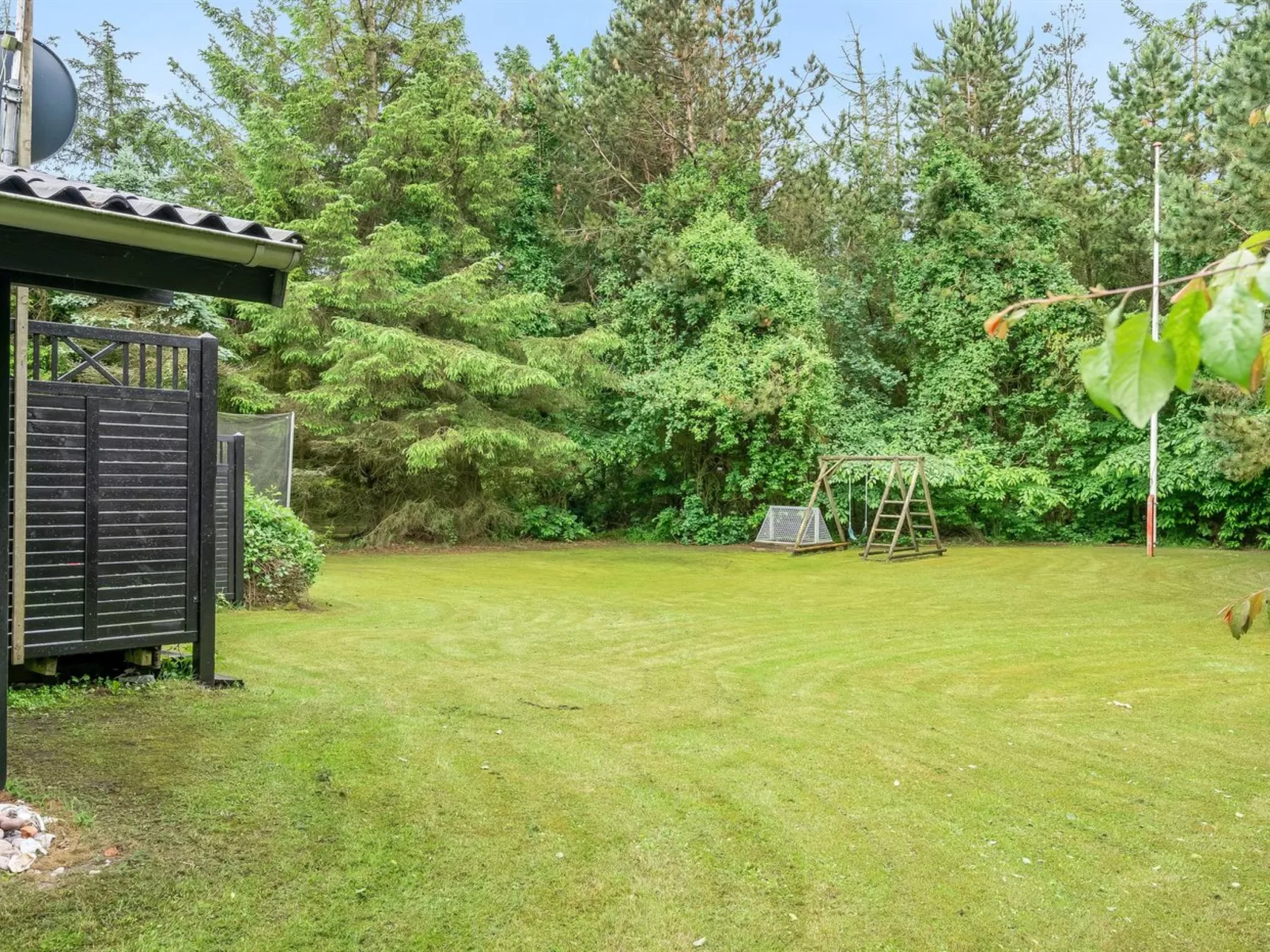 "Suri" - 200m to the fjord-Outside