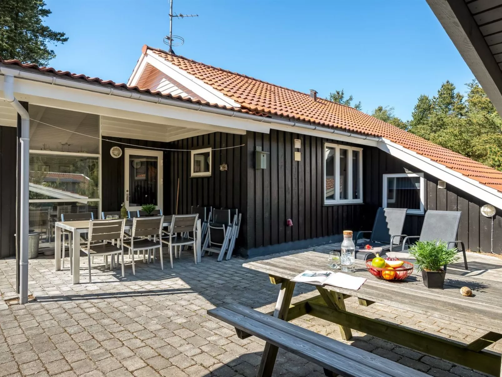 "Augustine" - 1.6km from the sea-Outside