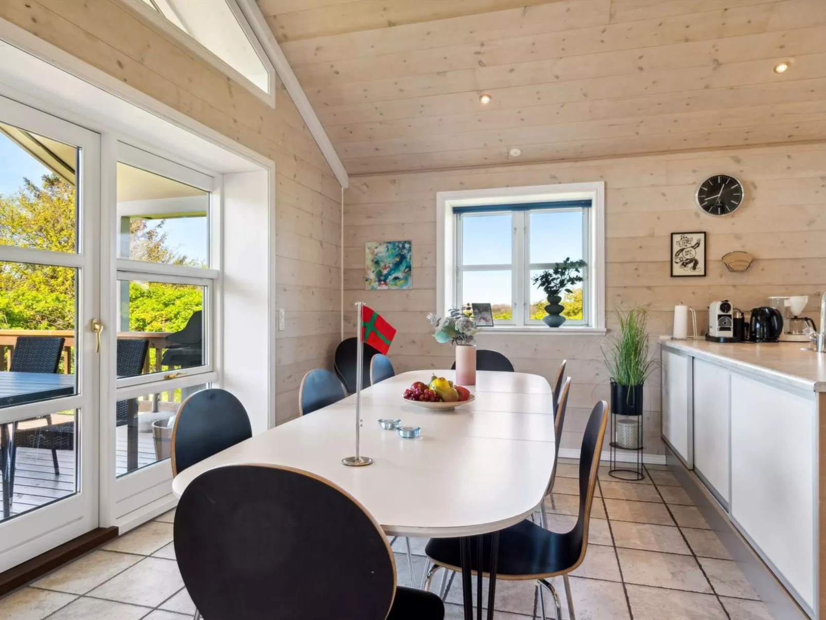 "Hjalmar" - 400m from the sea-Drinnen