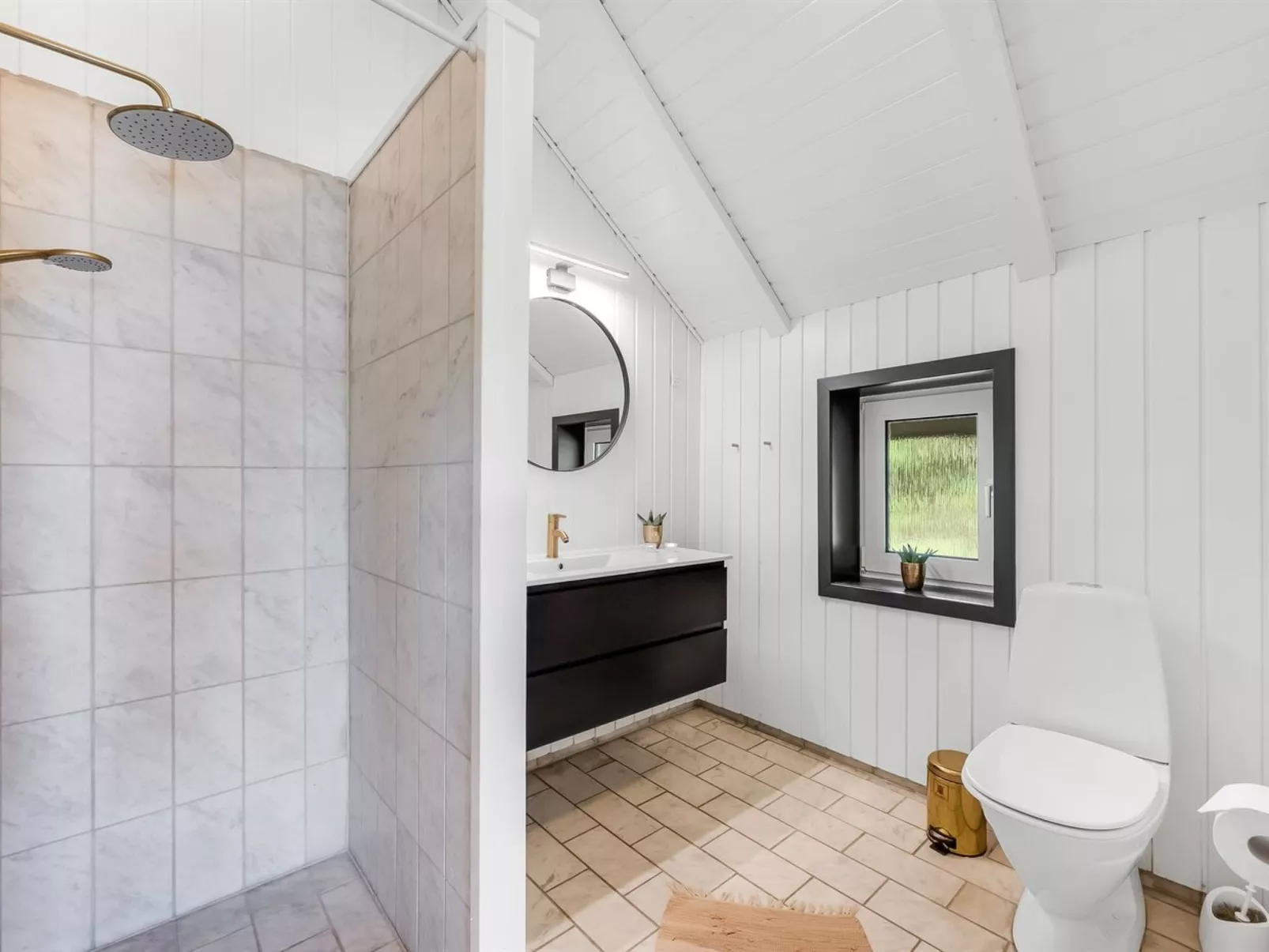 "Aage" - 1.7km from the sea-Drinnen