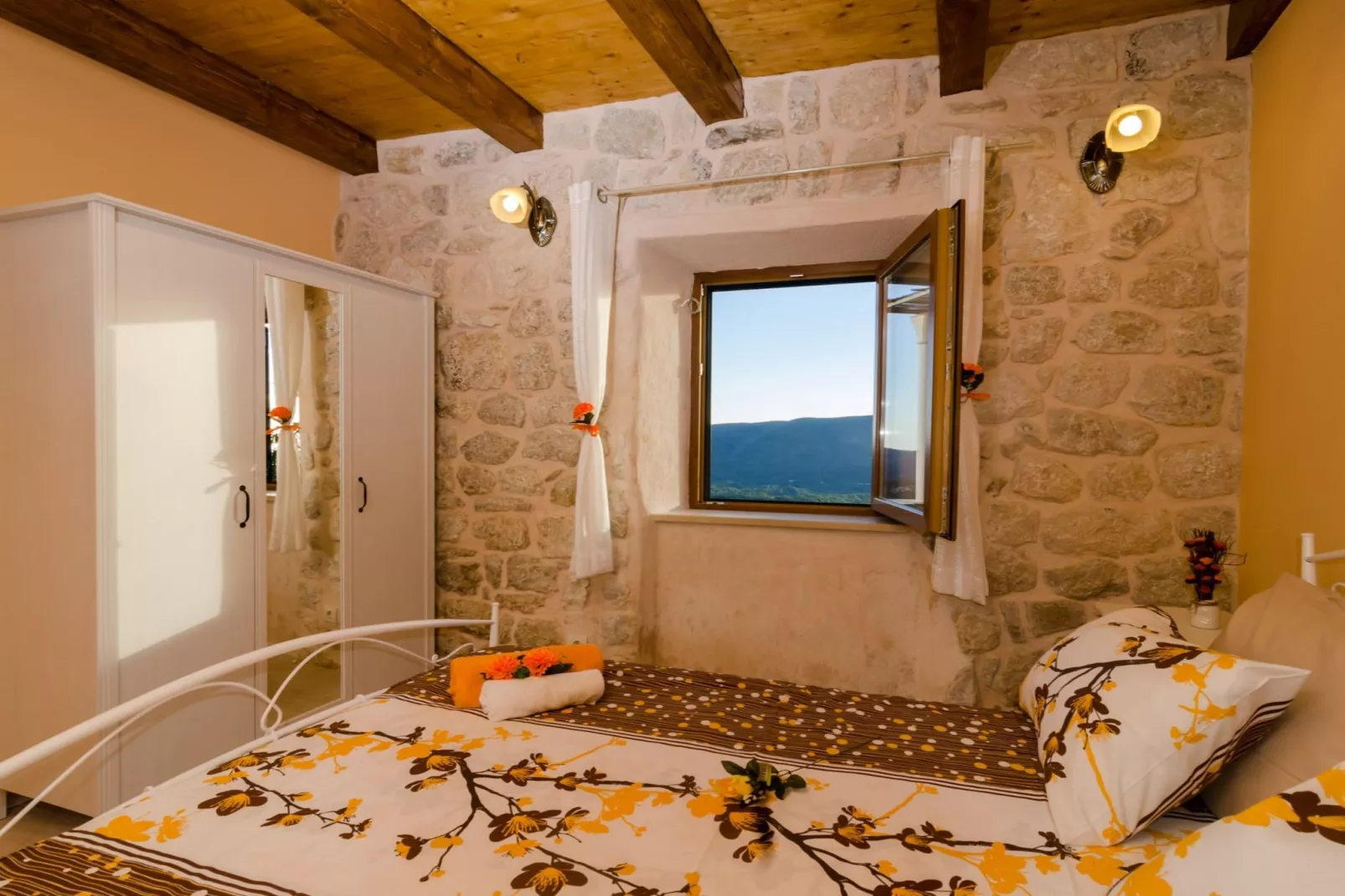 Villa Falcon Rook - Four-Bedroom Villa with Terrace and Swimming Pool-Chambre