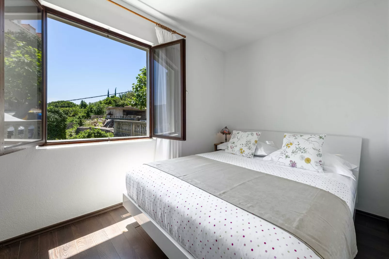 Guest House Rooms Rose- Comfort Double Room with Balcony and Sea View-Schlafzimmer