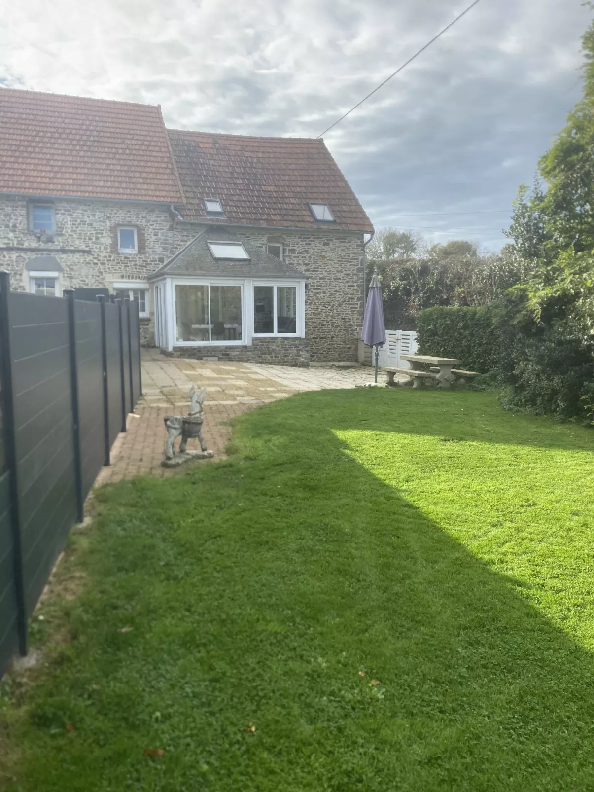 Le Rouge gorge-Outside