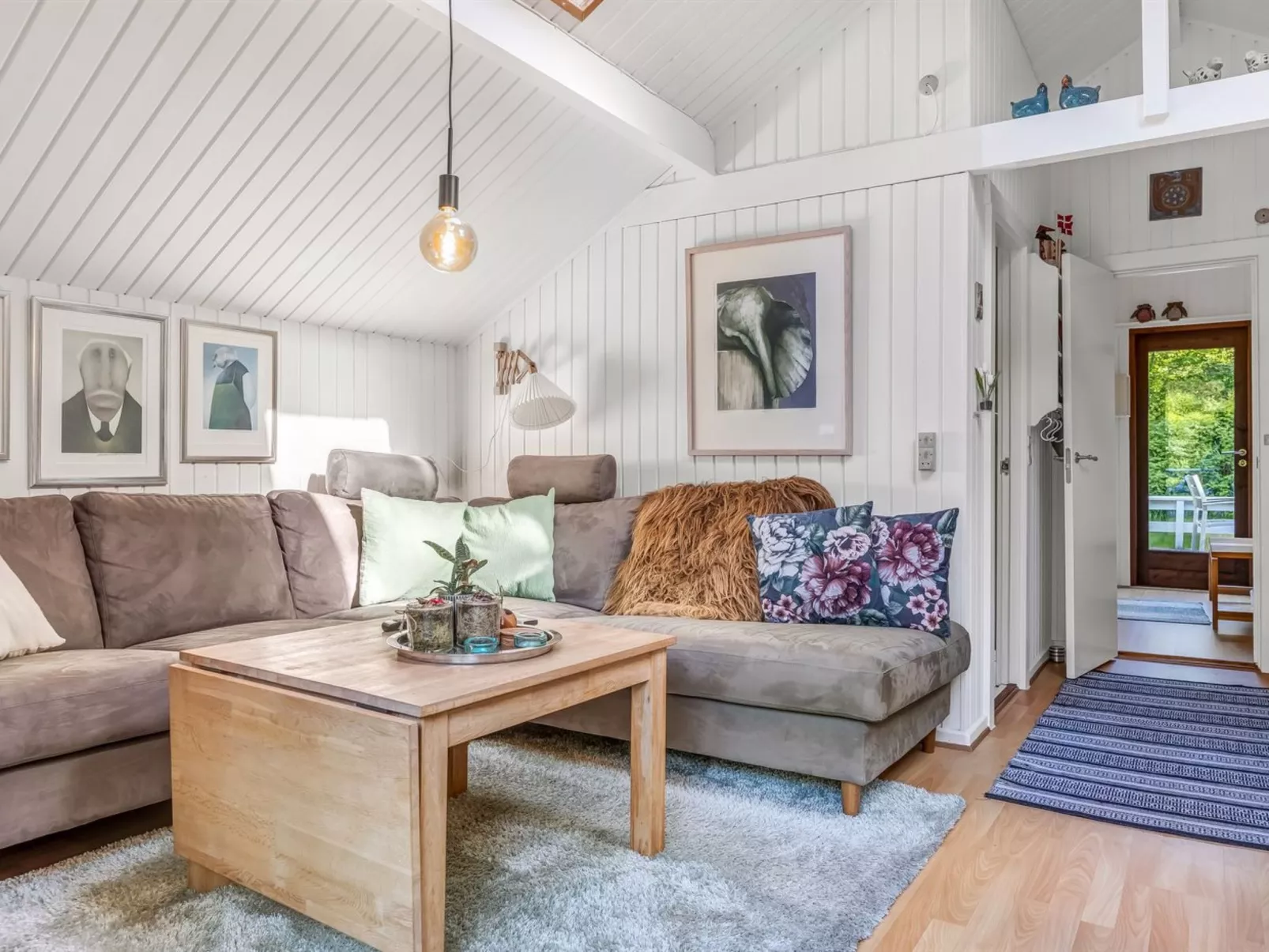 "Ung" - 30km from the sea-Dedans