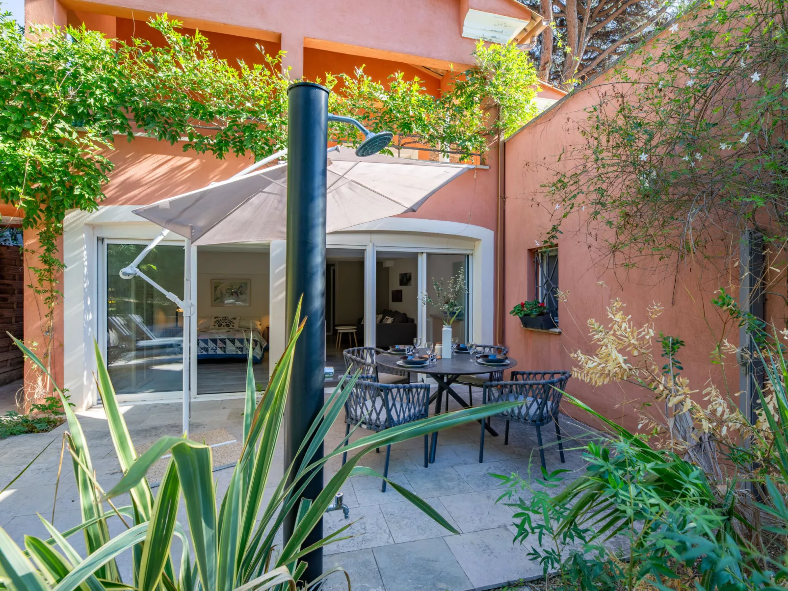 Terre de Sienne-Outside