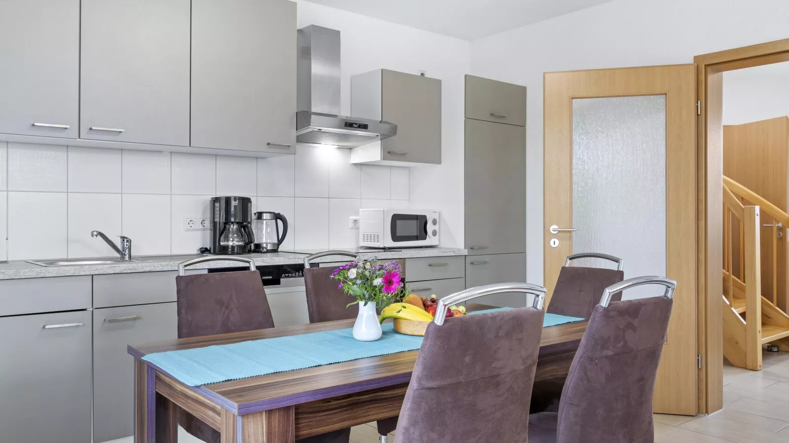 Stranddistel links mit Sauna-Esszimmer