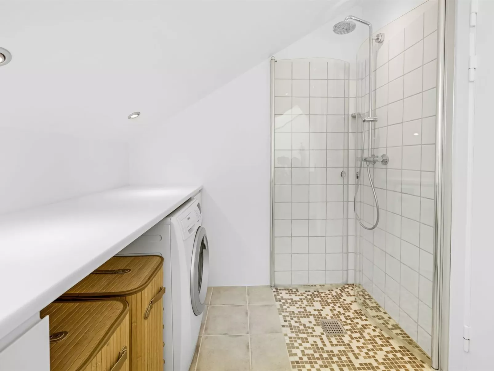 "Hughe" - 1.3km from the sea-Dedans