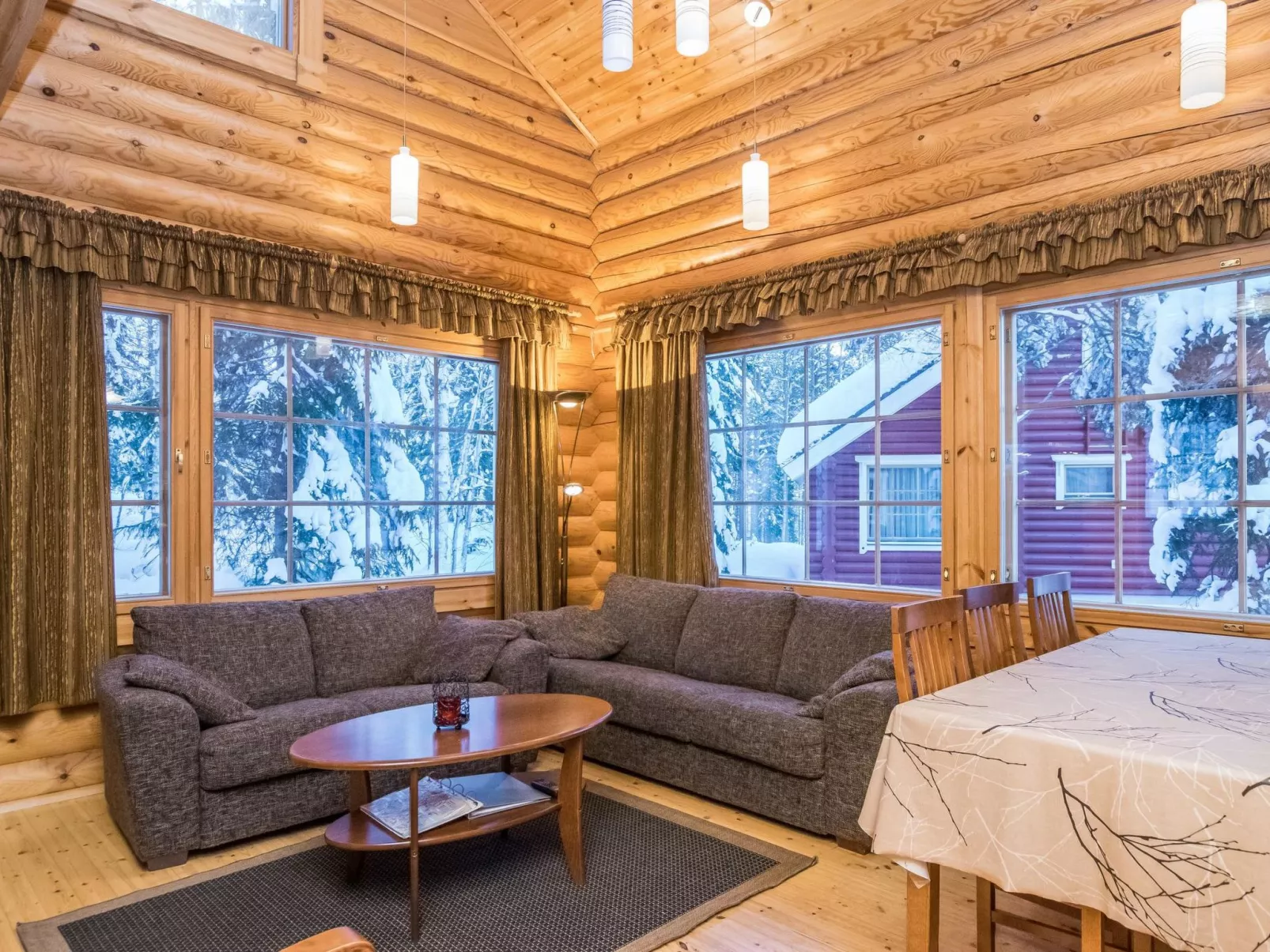 Hiisi mökki-Drinnen