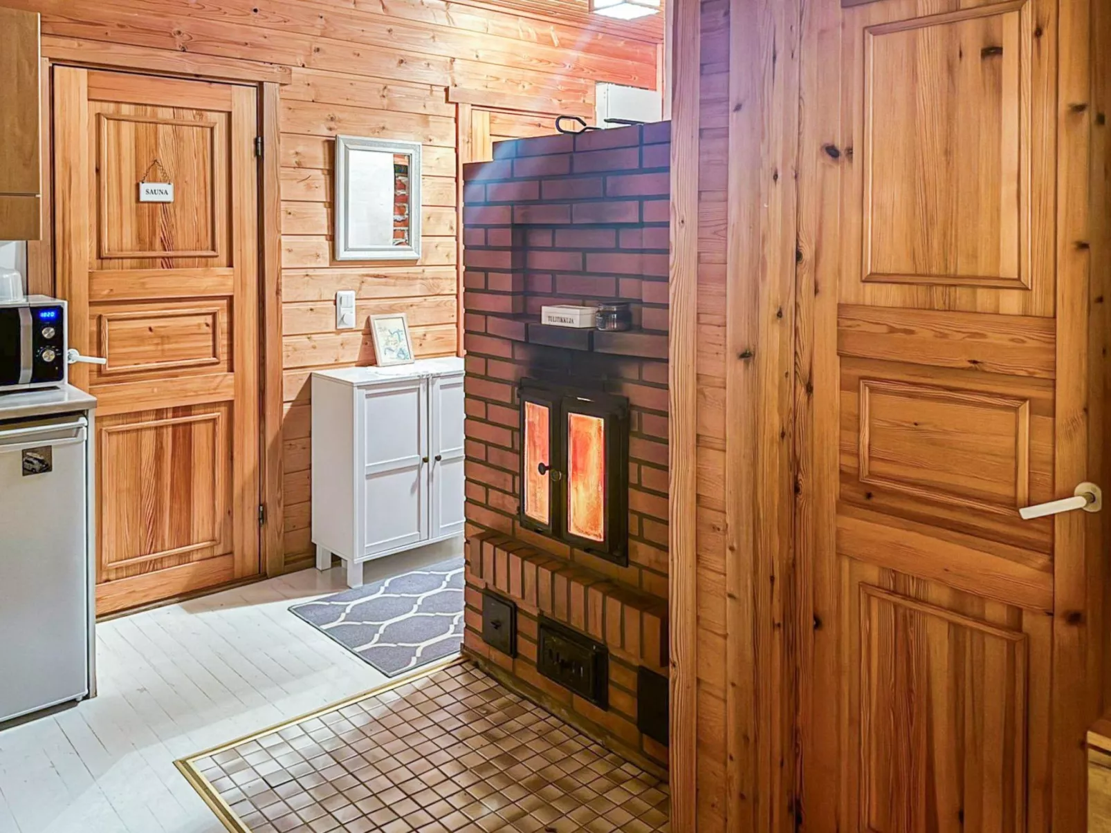 Ruokovirran mökki-Drinnen