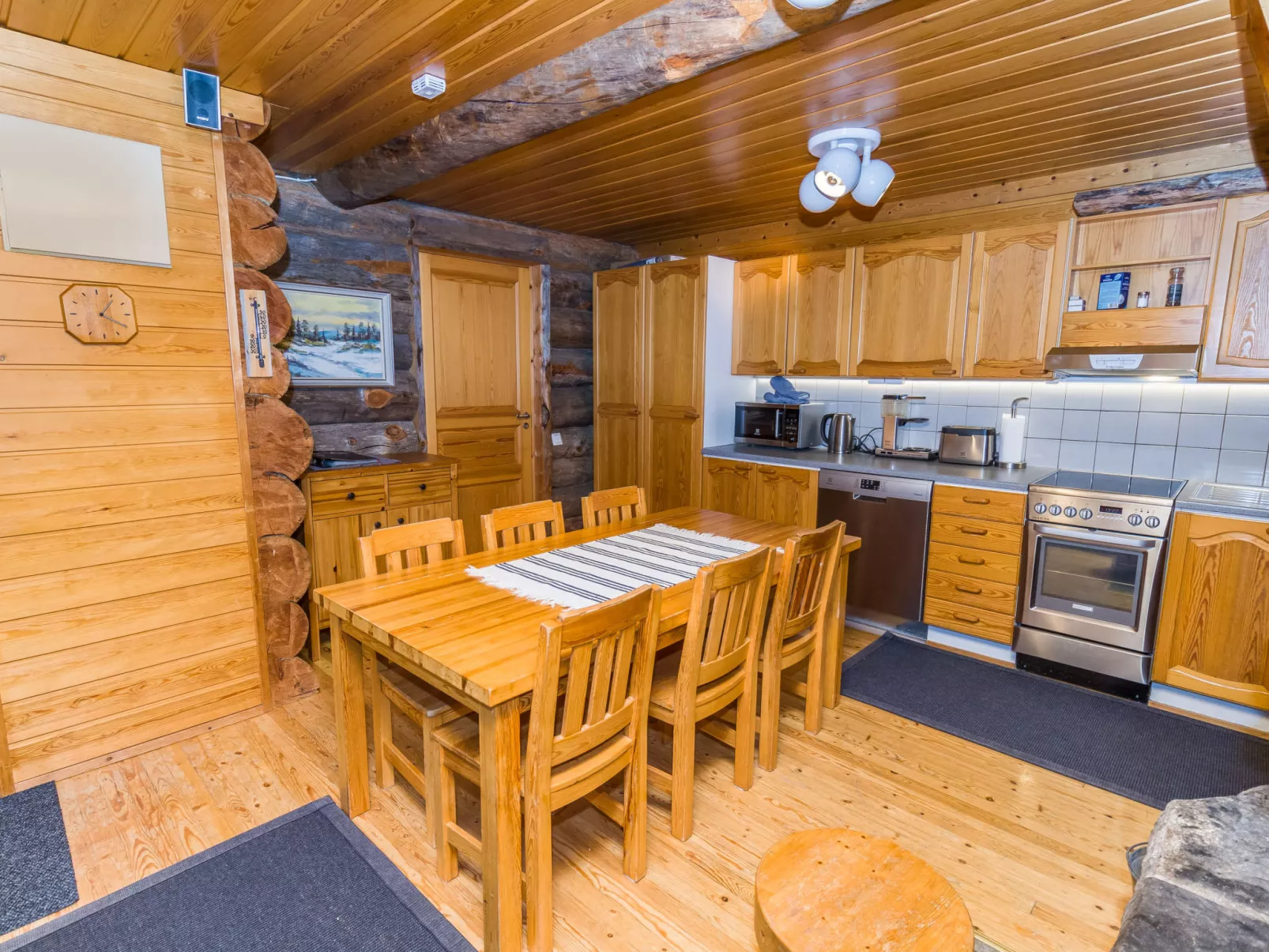 Kuusi-ruka 6-Drinnen