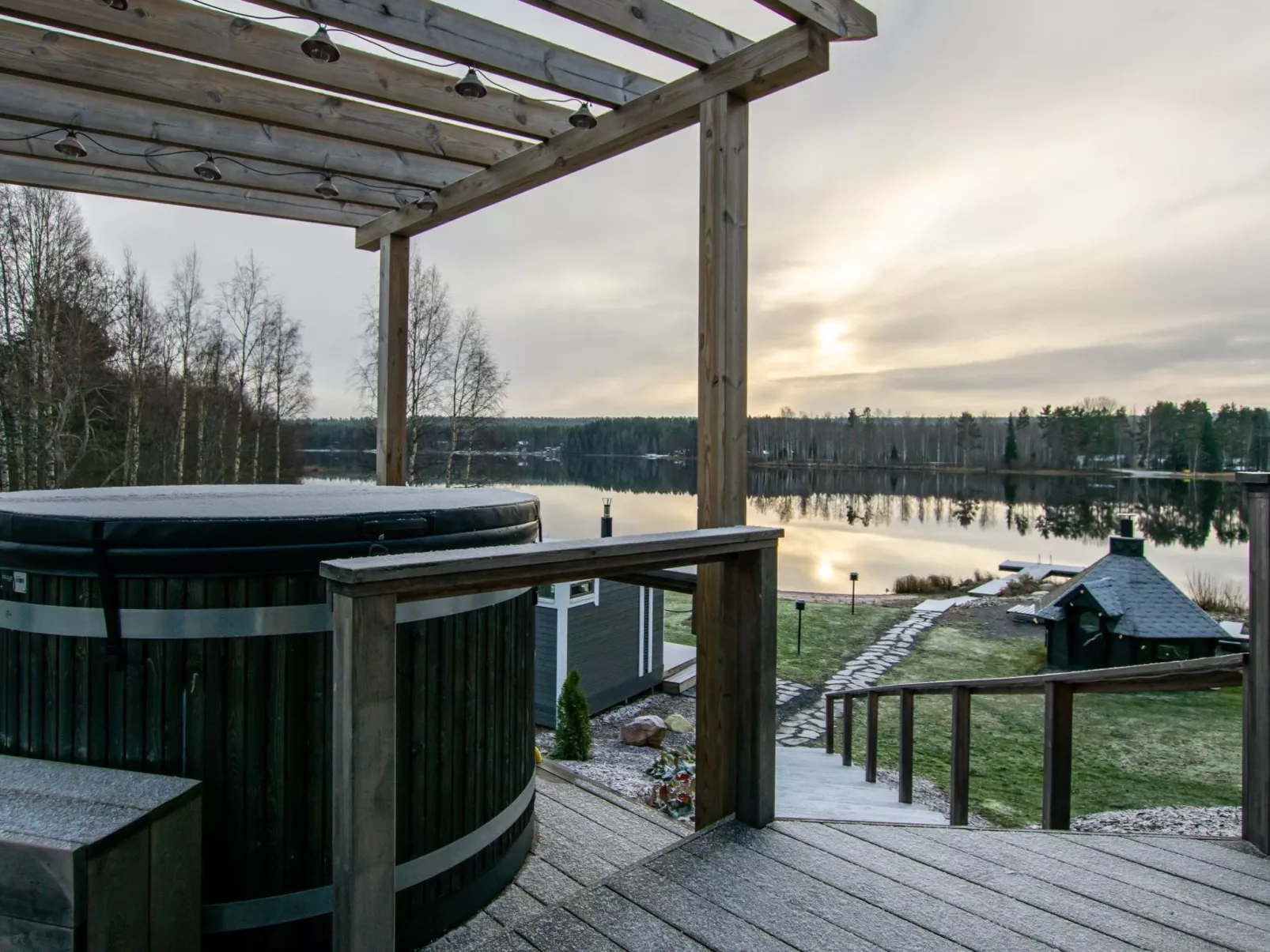 Aurinkopaikka-Dedans